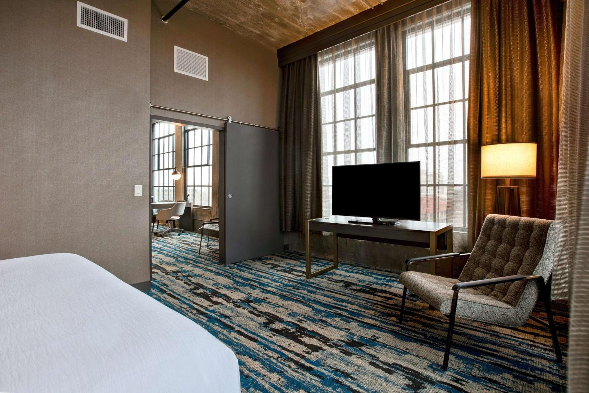 Corner King Suite with River View