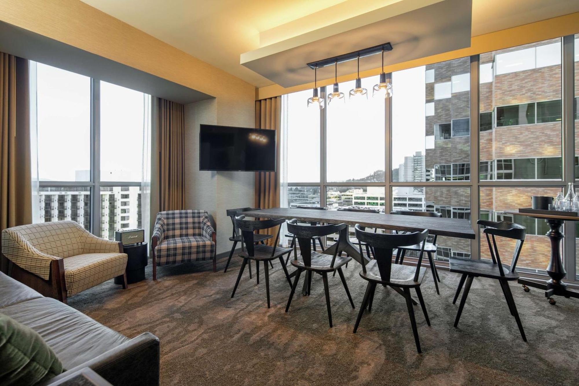 Deluxe King Suite City View