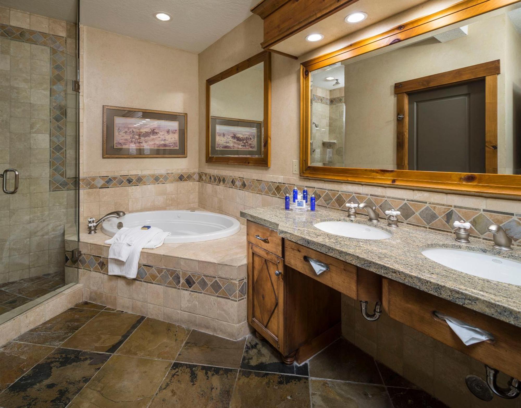 2 Bedroom Penthouse Suite, Mountain & Golf view, Fireplace
