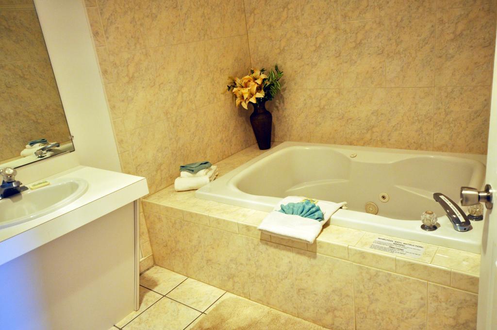 King Room Hot Tub