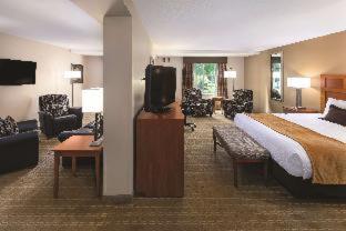 Queen Room with Two Queen Beds and Pool View - Non-Smoking