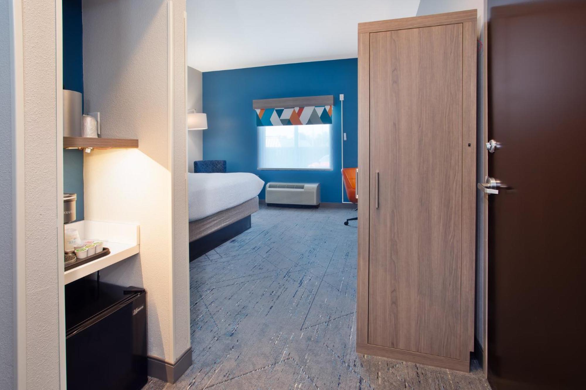 King Room with Hearing Accessible Roll In Shower - Non-Smoking