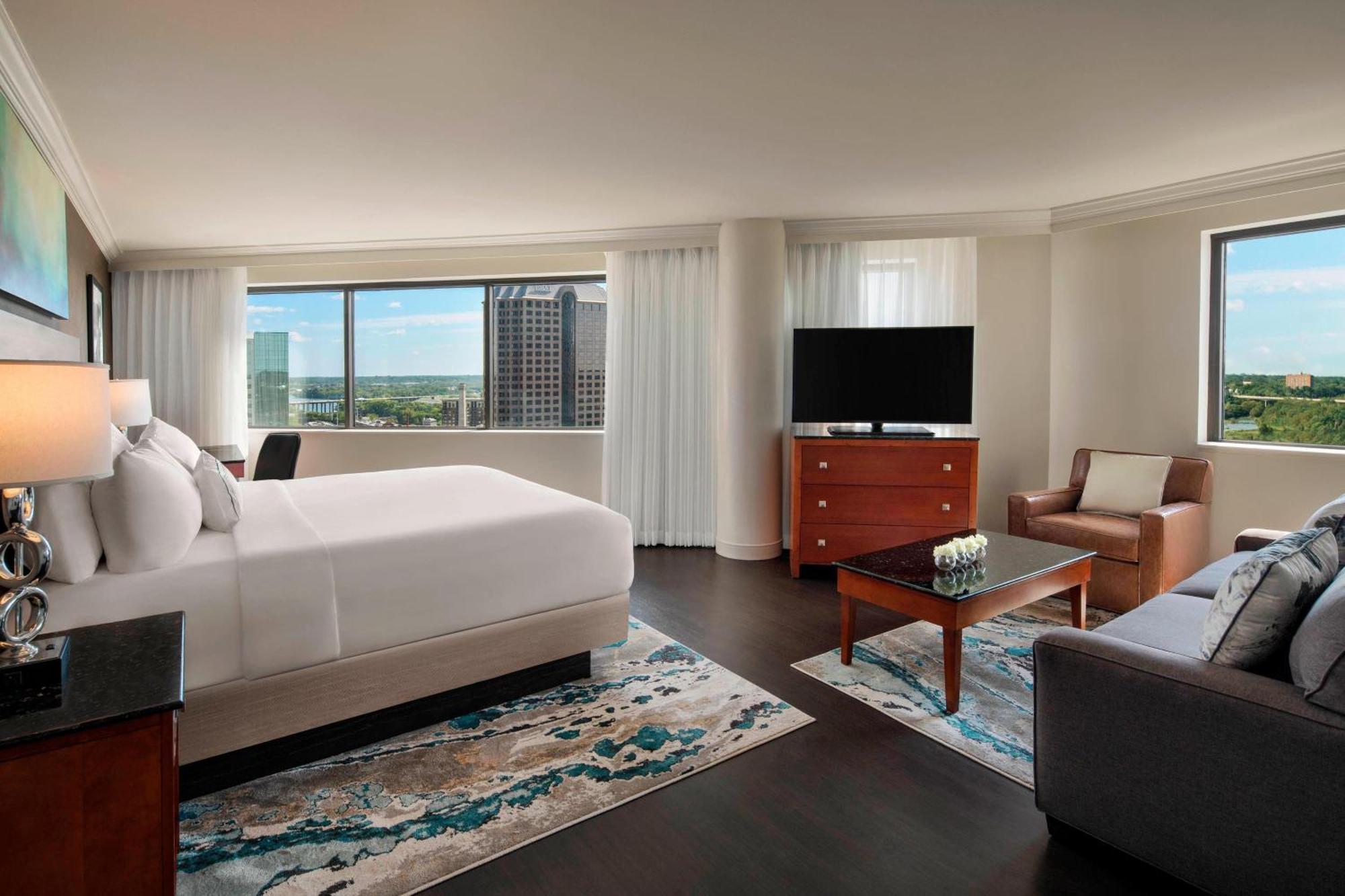Executive Suite 1 King Sofa bed River view