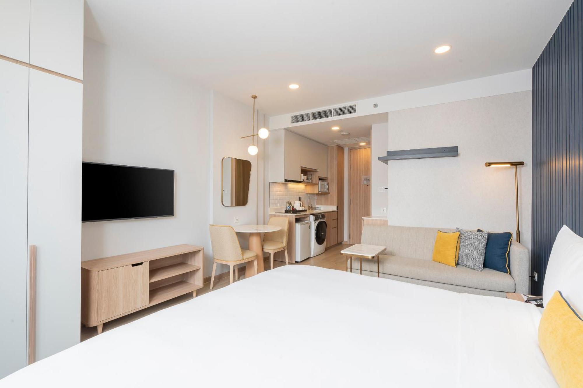 King Studio Suite with Bathtub - High Floor