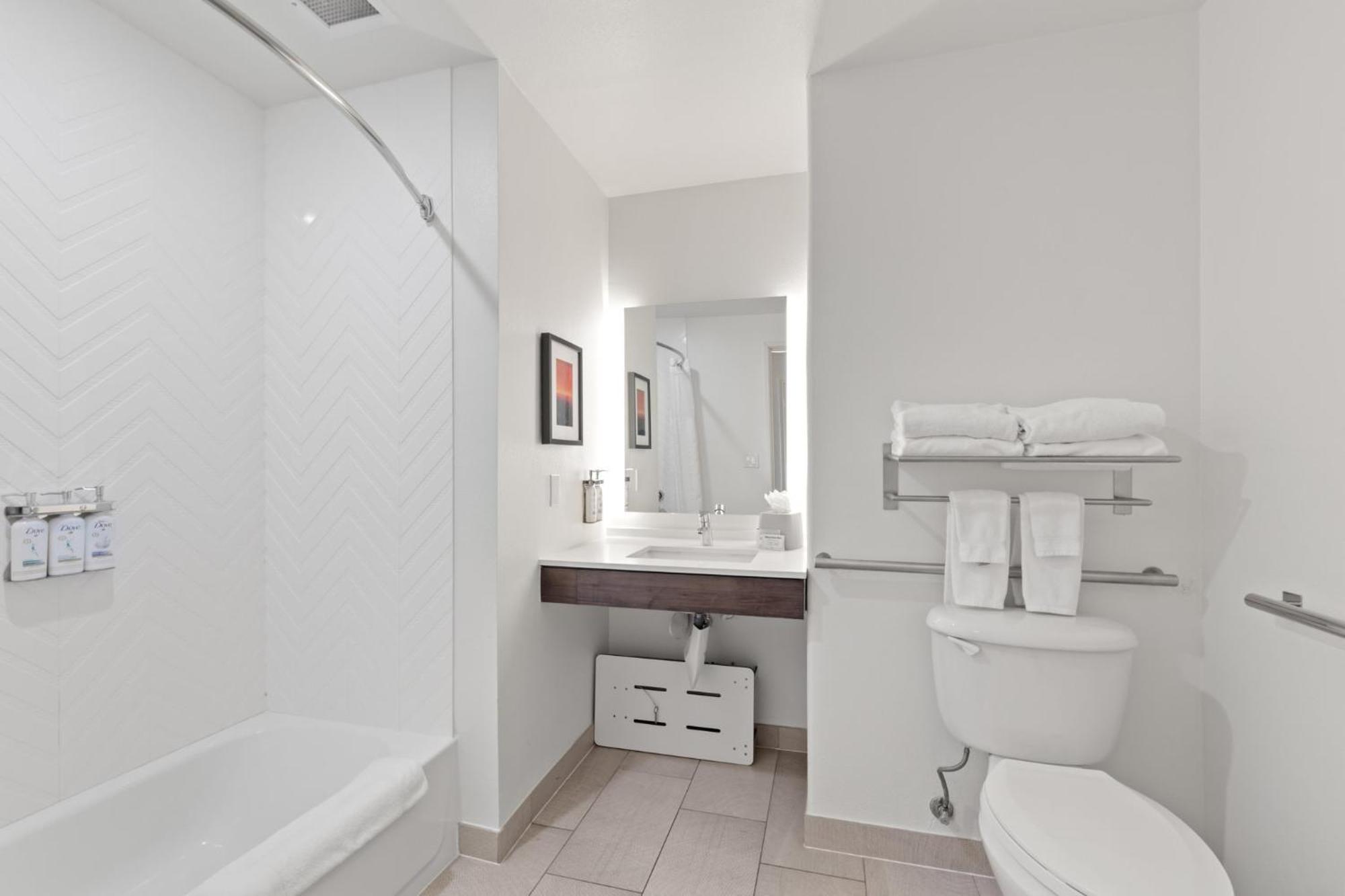 King Studio Suite - Mobility Access with Roll-in Shower