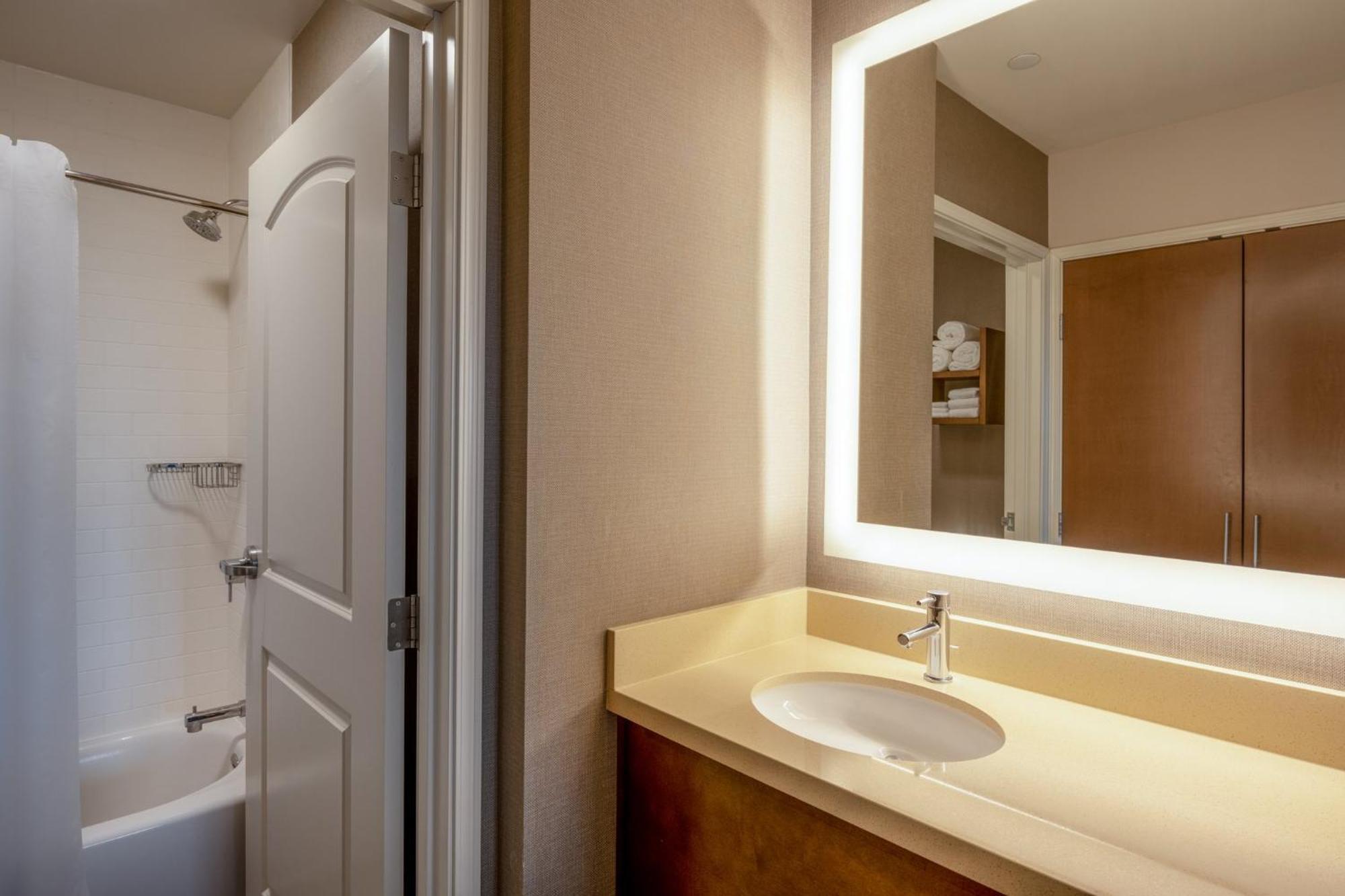 One-Bedroom Queen Suite