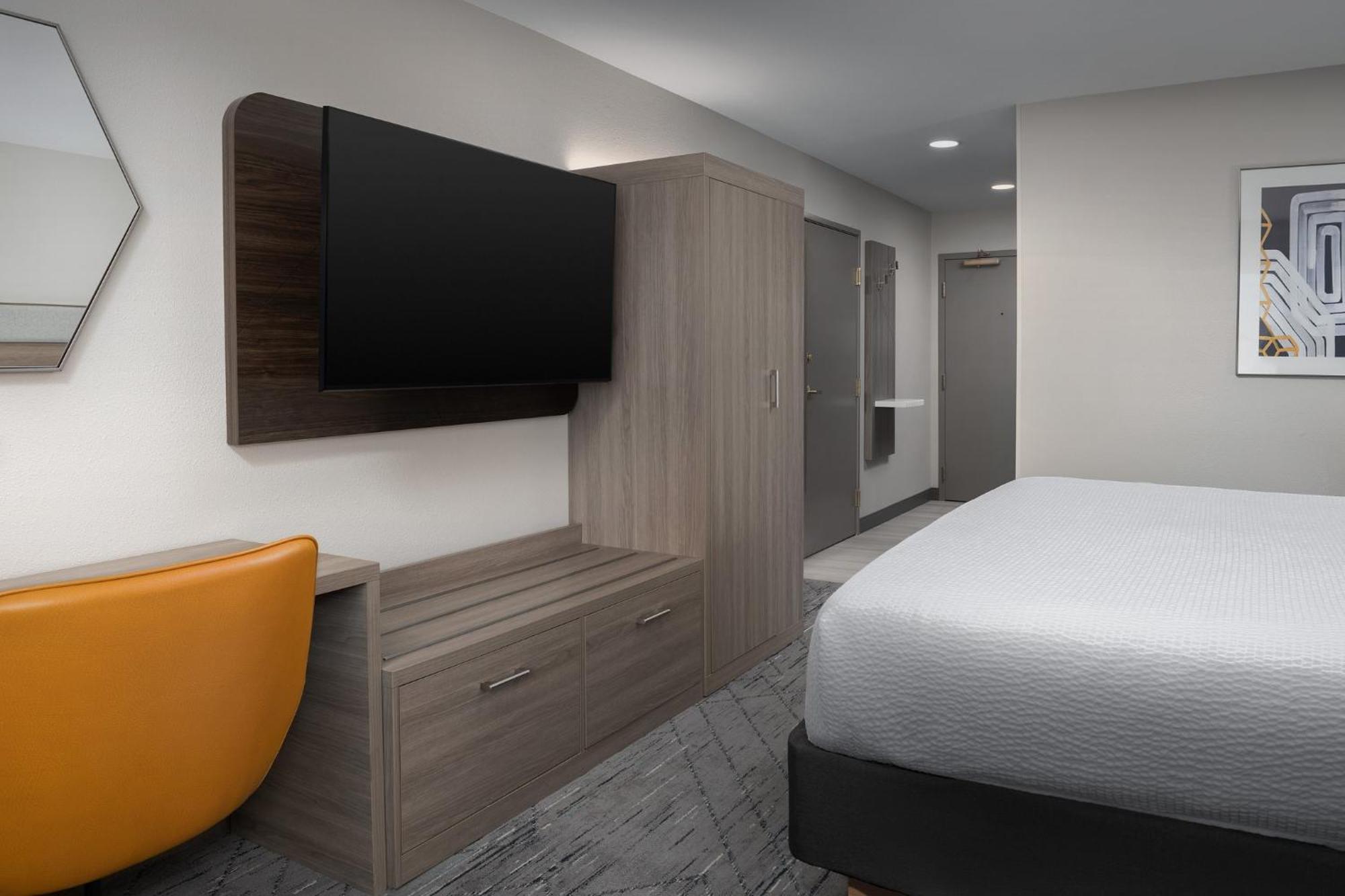 Standard King Room Mobility Accessible Tub