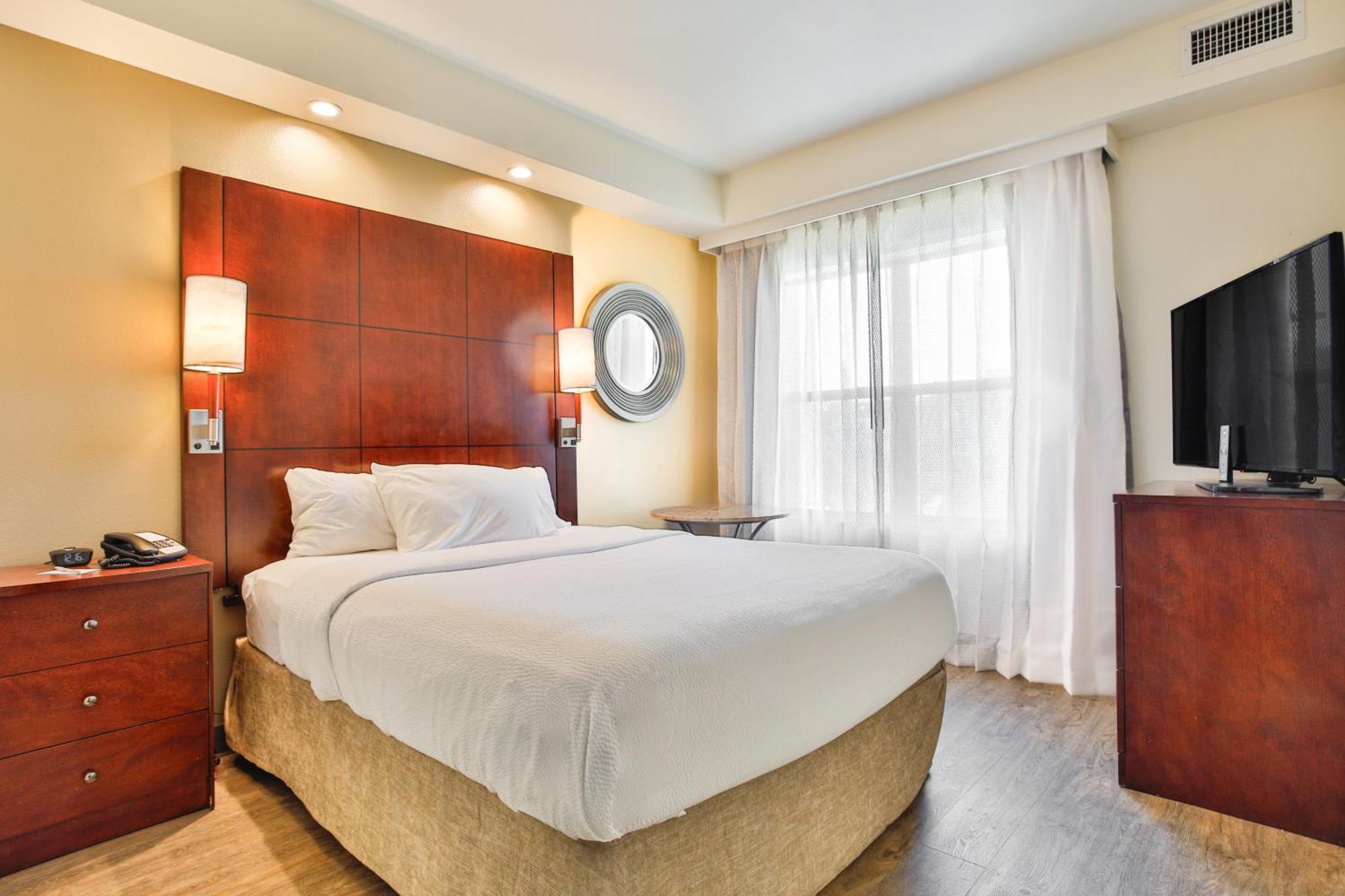 1 Bedroom 2 room Suite 2 Queen Sofa bed