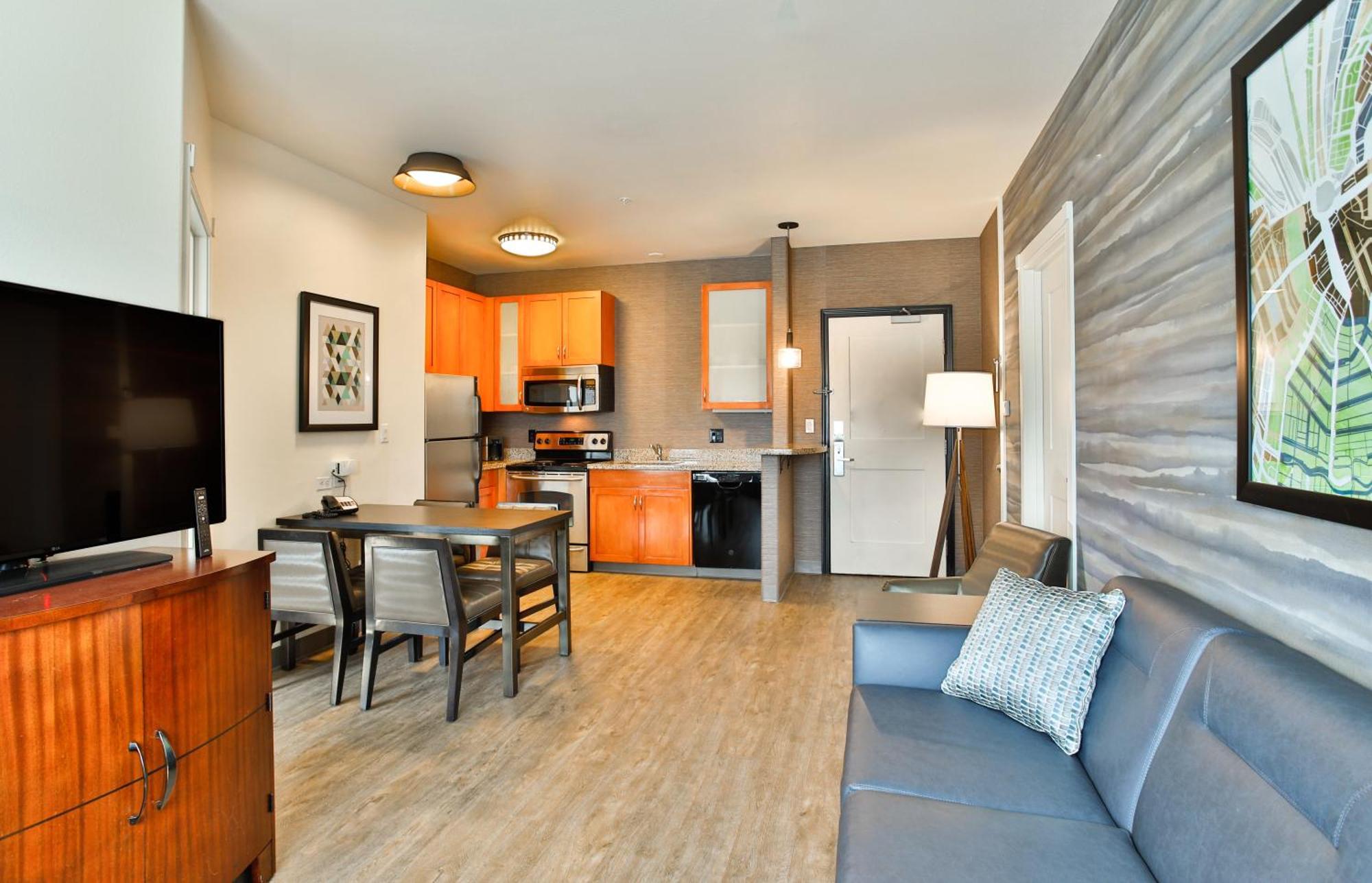 1 Bedroom 2 room Suite 2 Queen Sofa bed