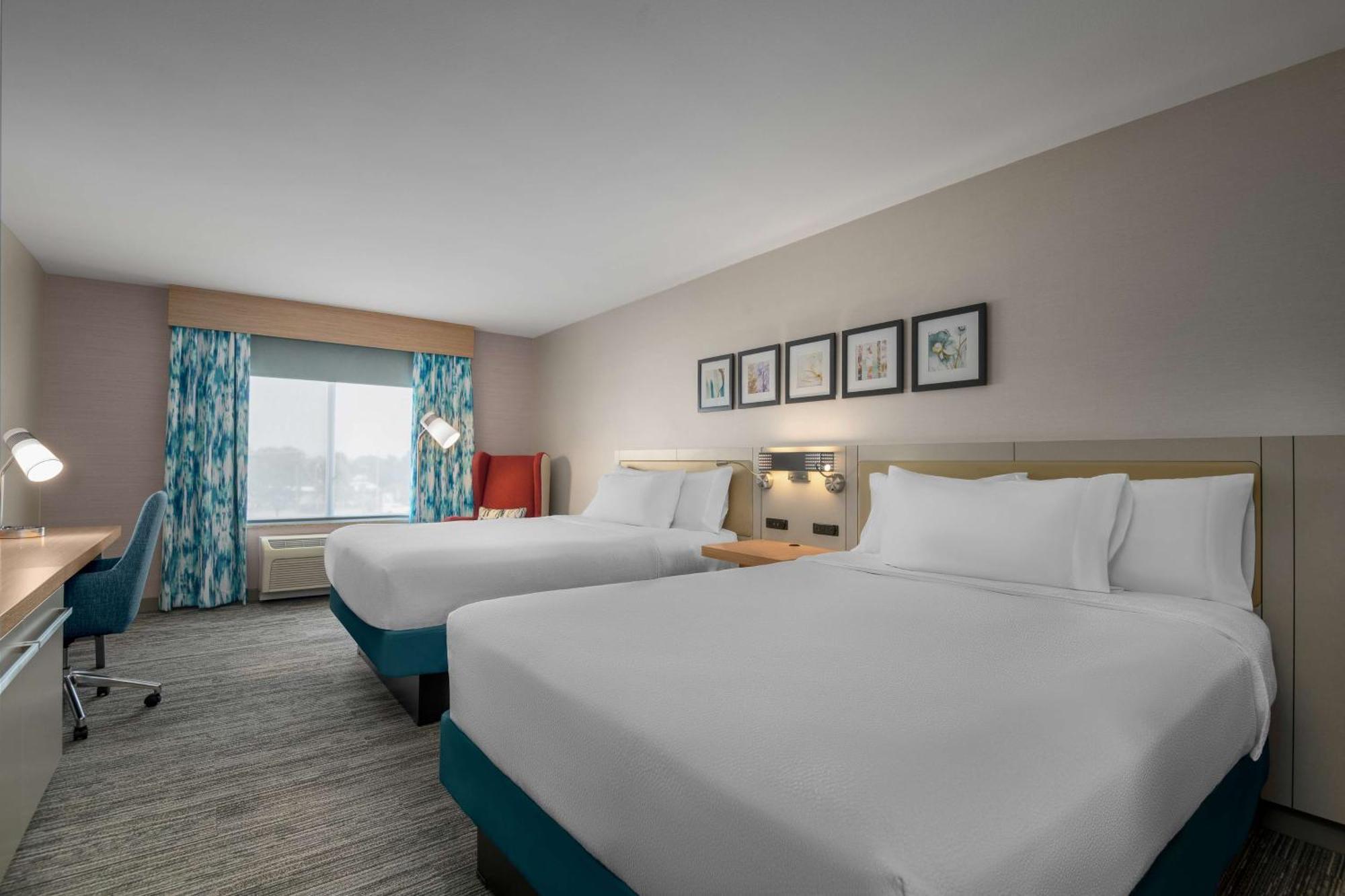 Queen Room with Two Queen Beds and Tub