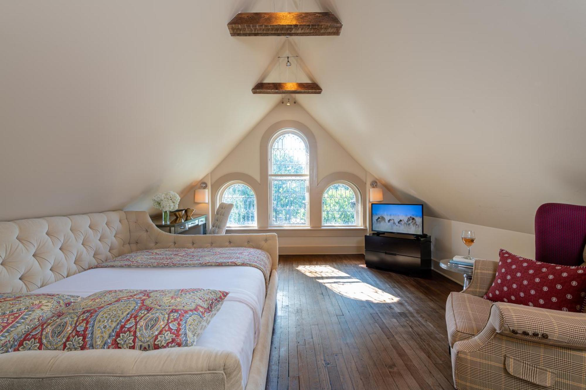 Queen Room with City View