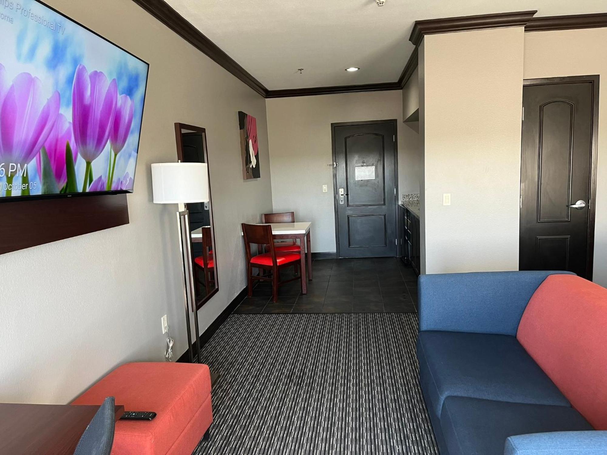 King Room with Bath Tub - Mobility/Hearing Accessible - Non-Smoking