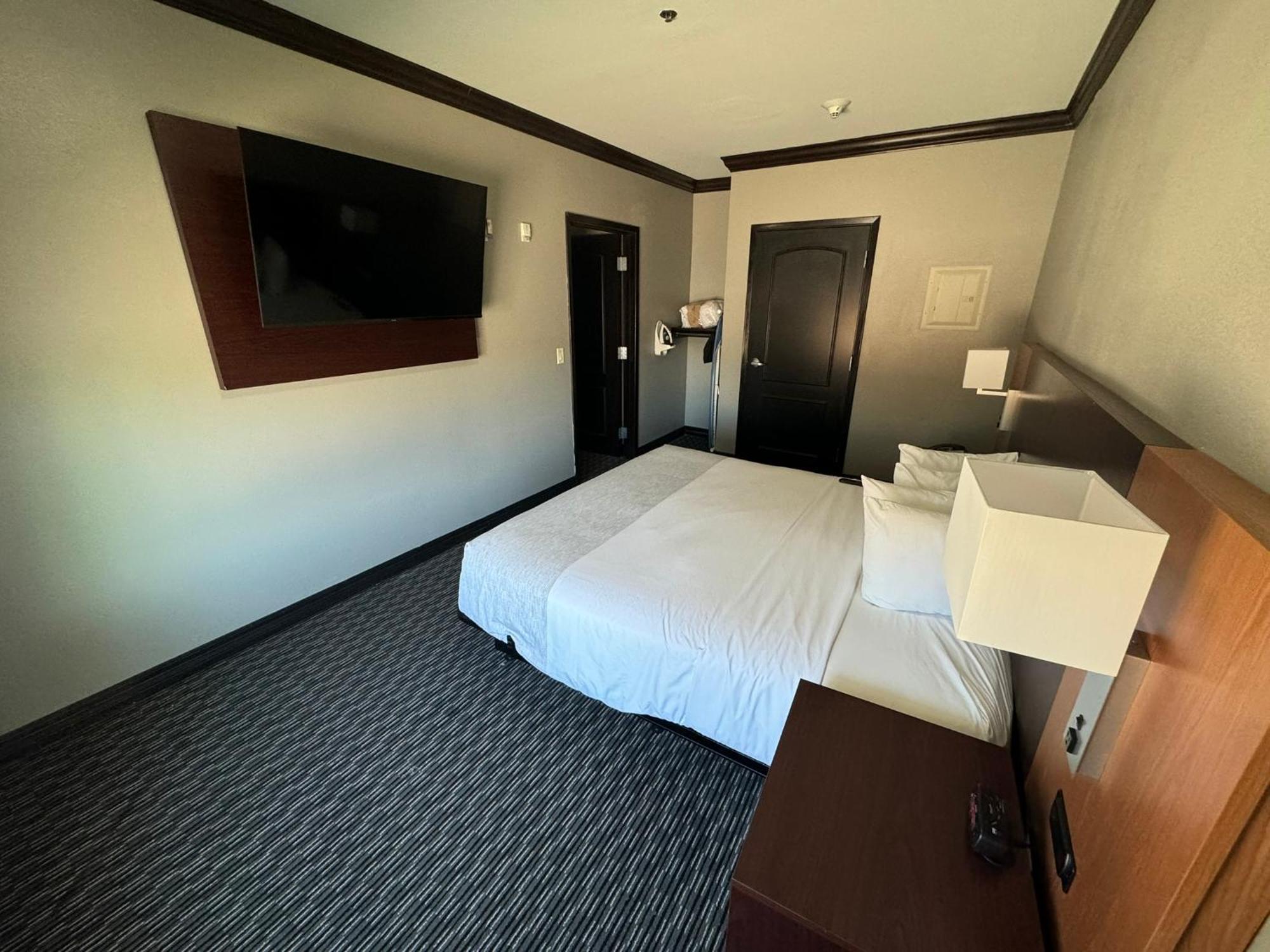 Deluxe King Suite with Tub with Grab Bars - Mobility and Hearing Impaired Access/Non-Smoking
