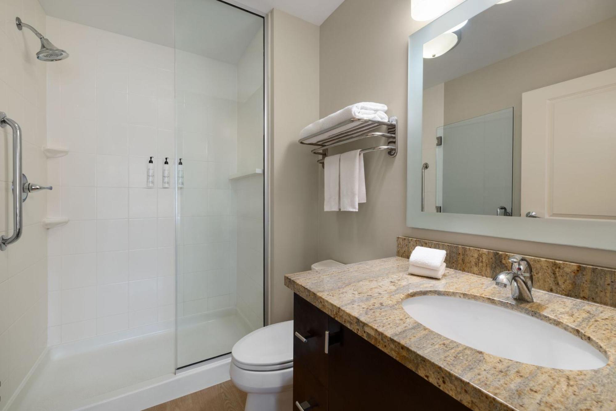 Studio with One King Bed and One Queen Bed - Hearing Accessible
