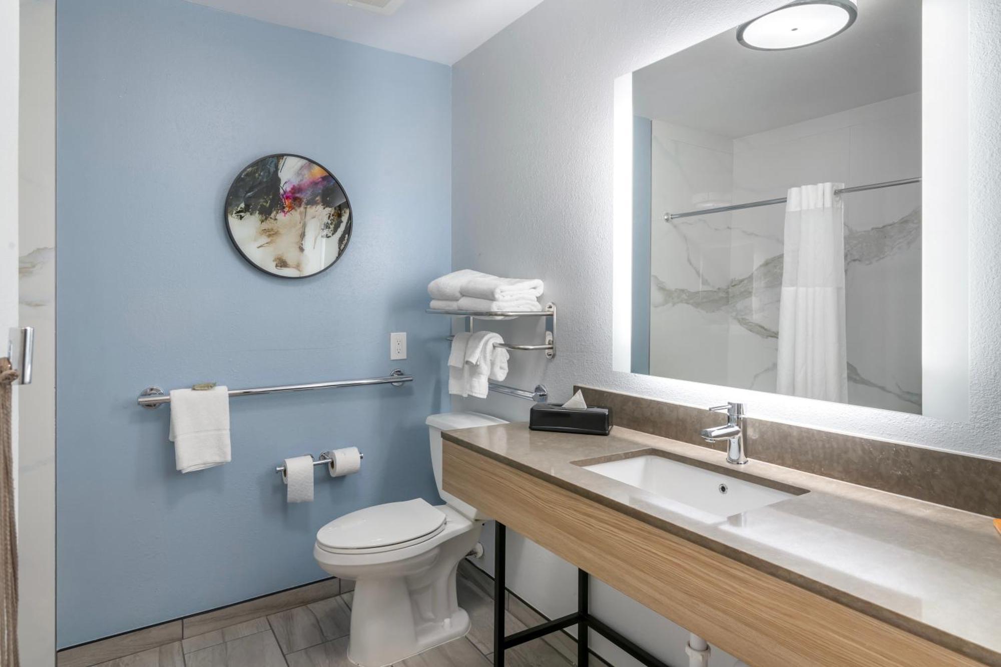 King Studio with Roll In Shower - Disability Access/Non-Smoking