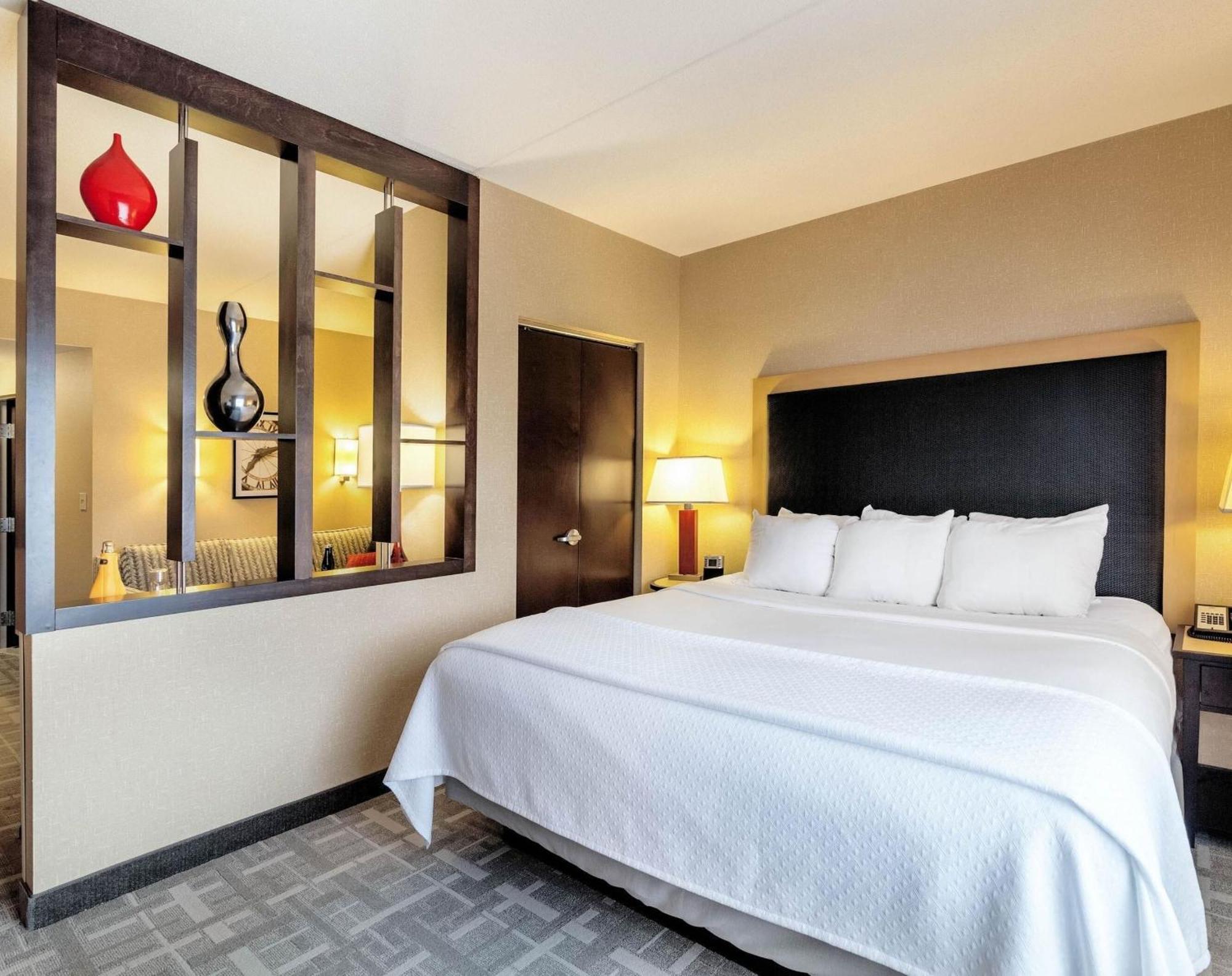 King Suite - Non-Smoking