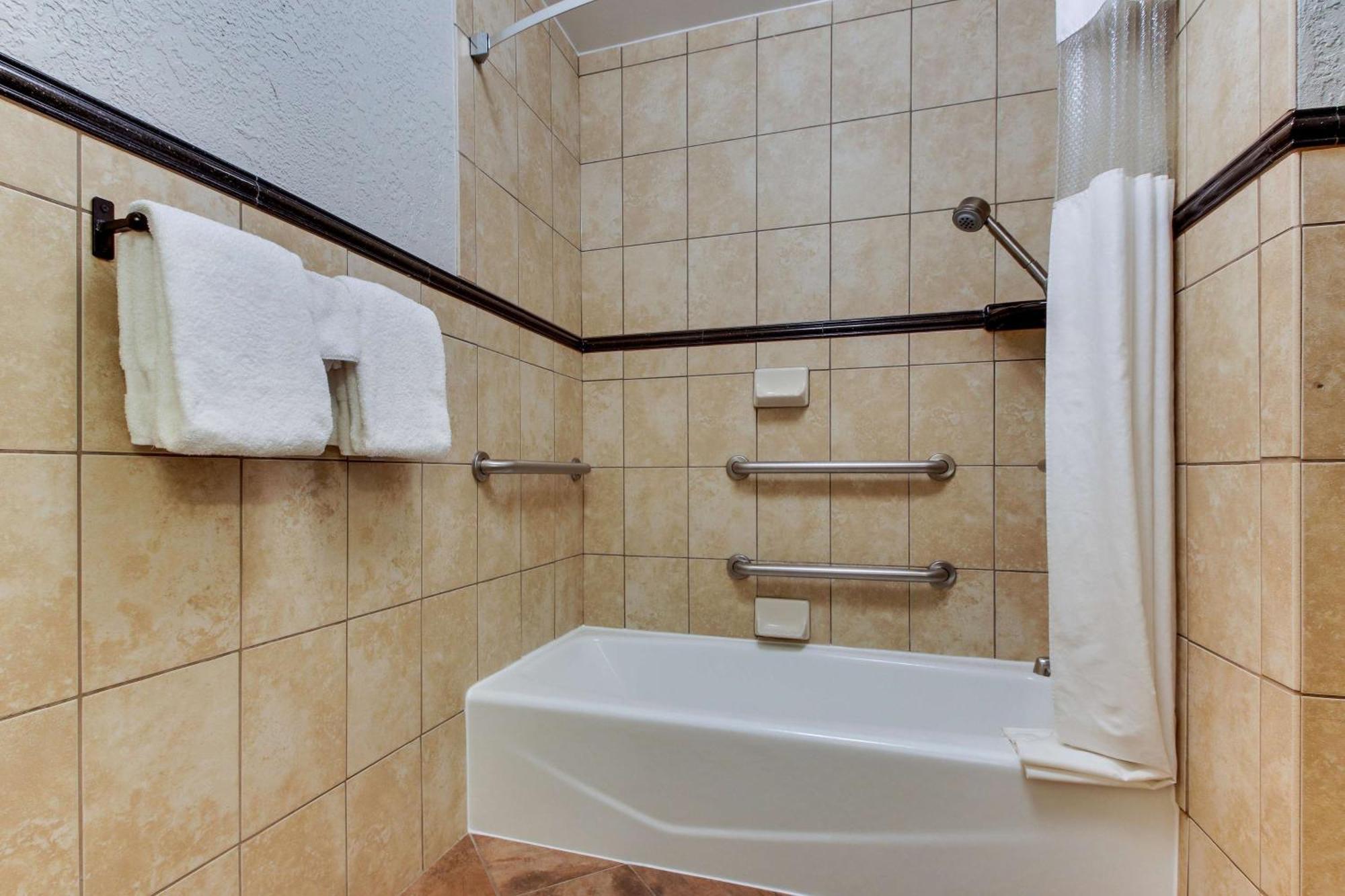Deluxe King Room Accessible Tub