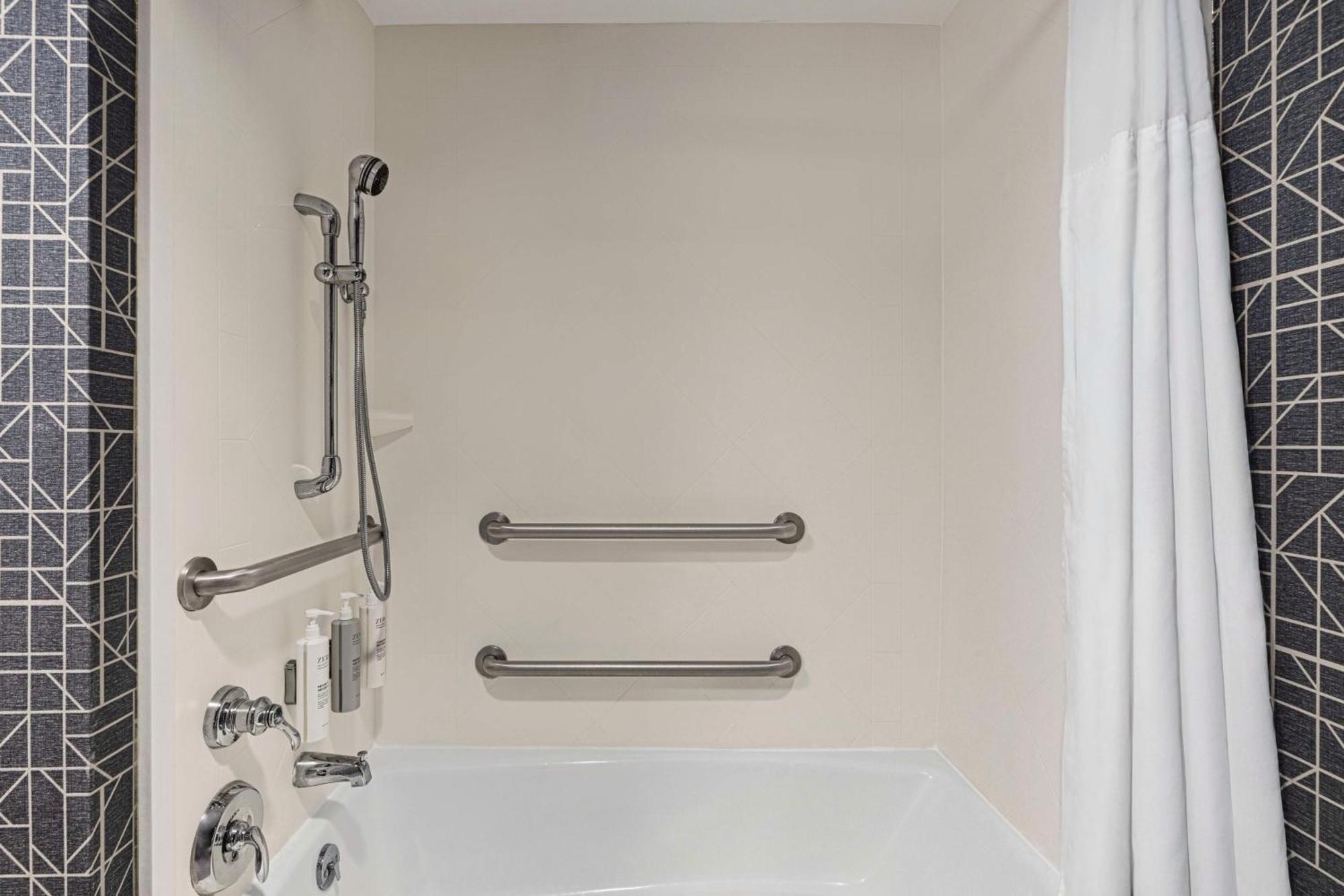 King Studio Suite Mobility Access or Non-Smoking