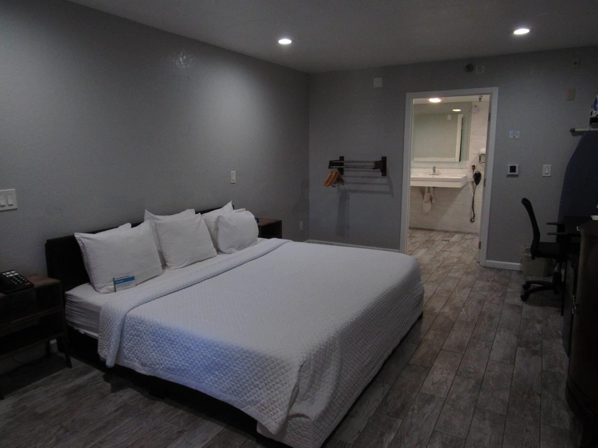 King Room with Roll-In Shower - Disability Access/Non Smoking