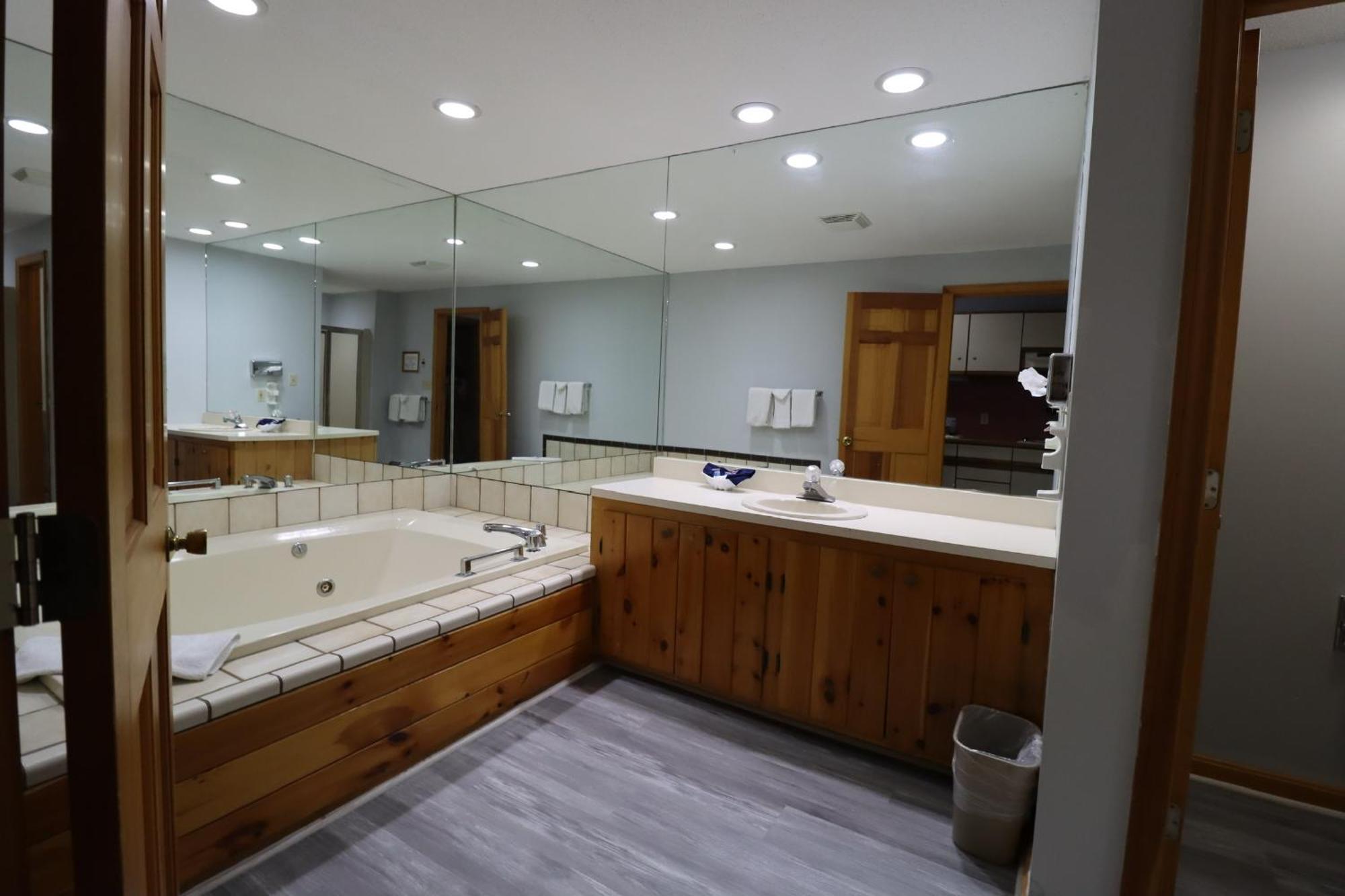 One-Bedroom Queen Suite - Non-Smoking