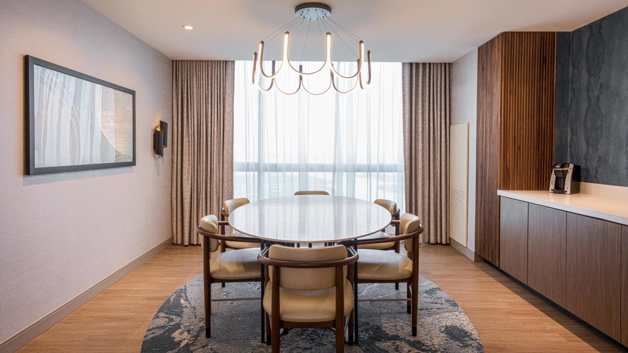 Waterfront Tower Modern Suite King Non-Smoking