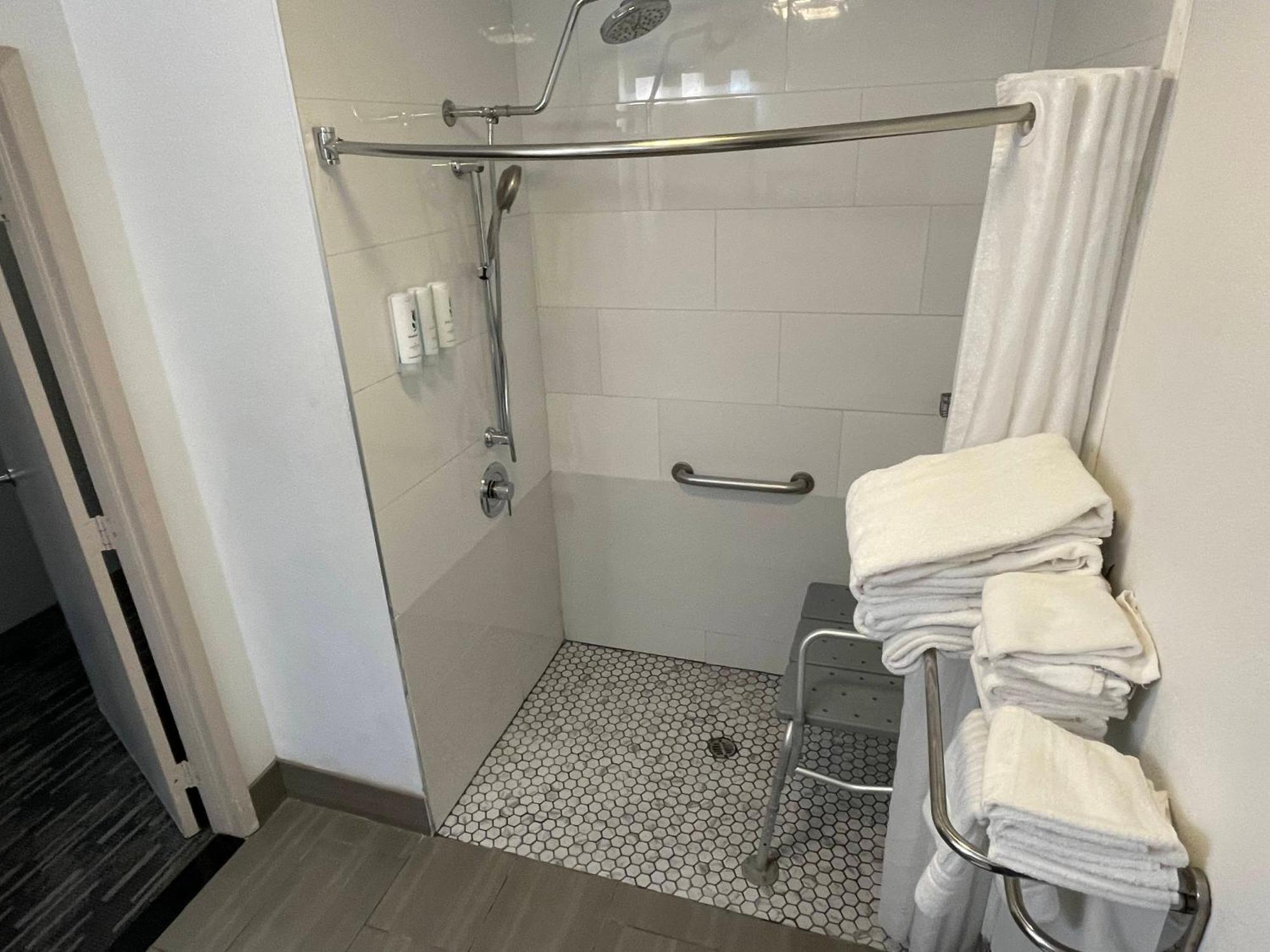 Studio Queen Room with Two Queen Beds with roll-in shower - nonsmoking