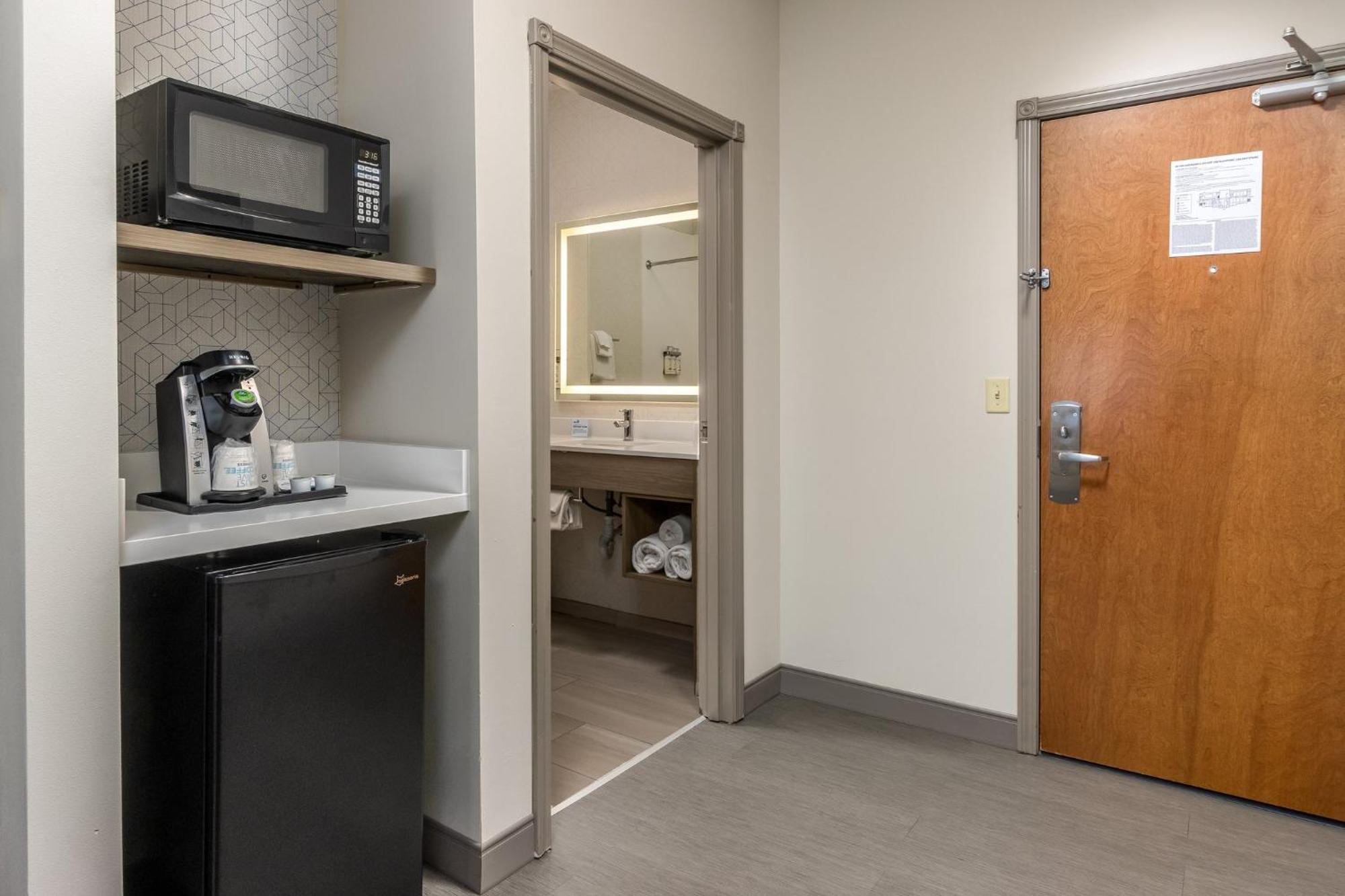 Queen Room Two Queen Beds Disability Access Bath Tub