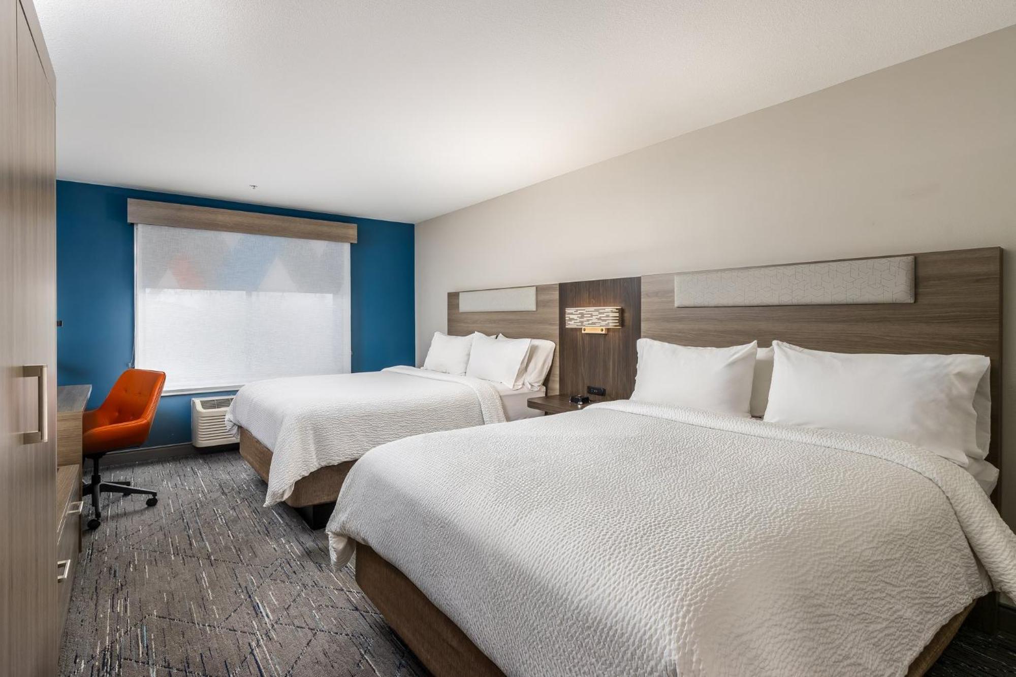 Standard Queen Room Two Queen Beds Mobility Accessible Tub