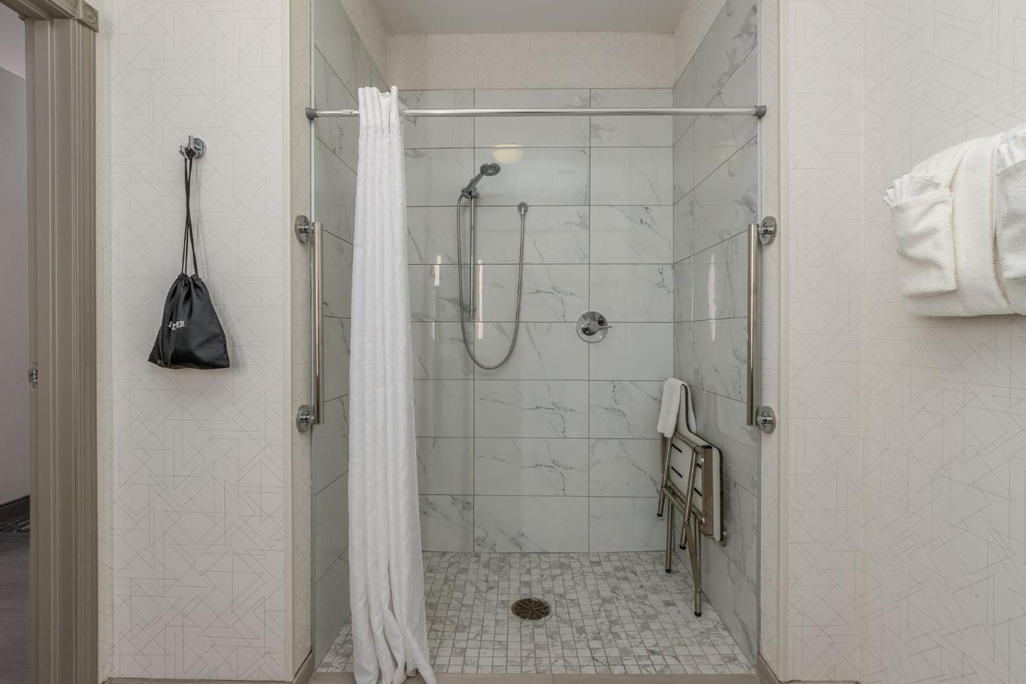 King Room Roll Shower Non-Smoking