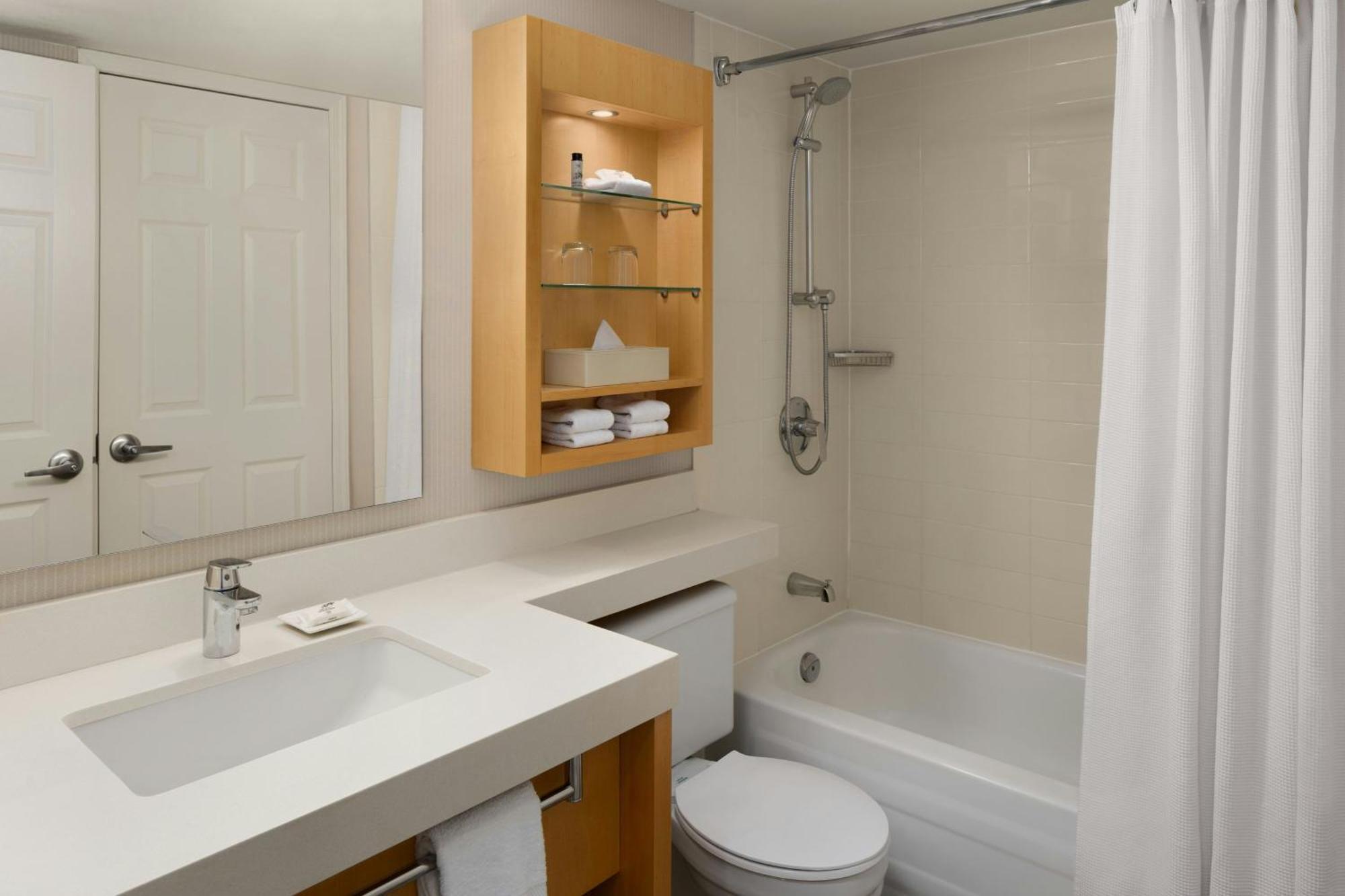 2 Bedroom Suite, Kitchen, Fireplace, Balcony,