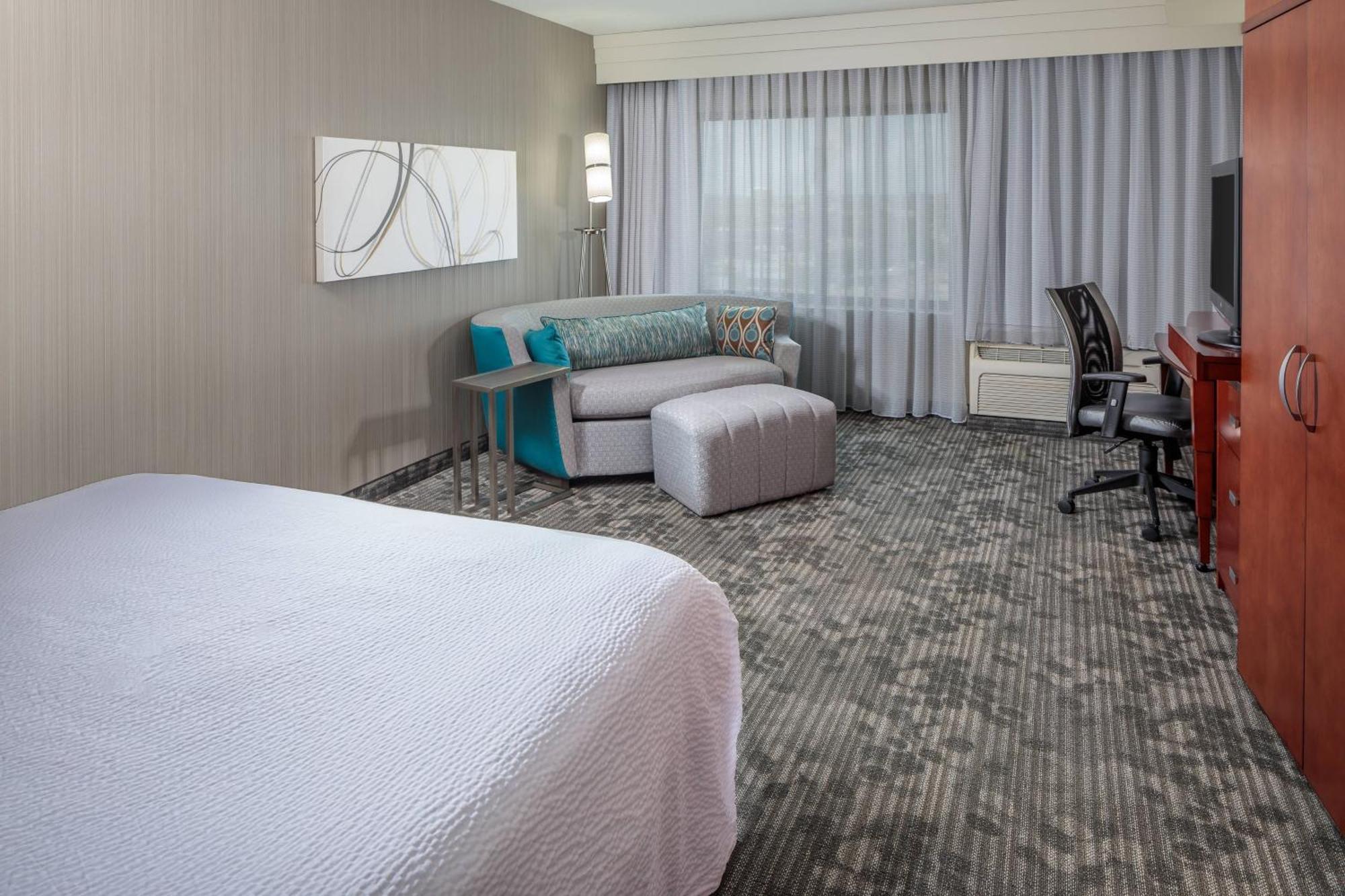 King Room with Roll-In Shower - Mobility Access/Hearing Accessible