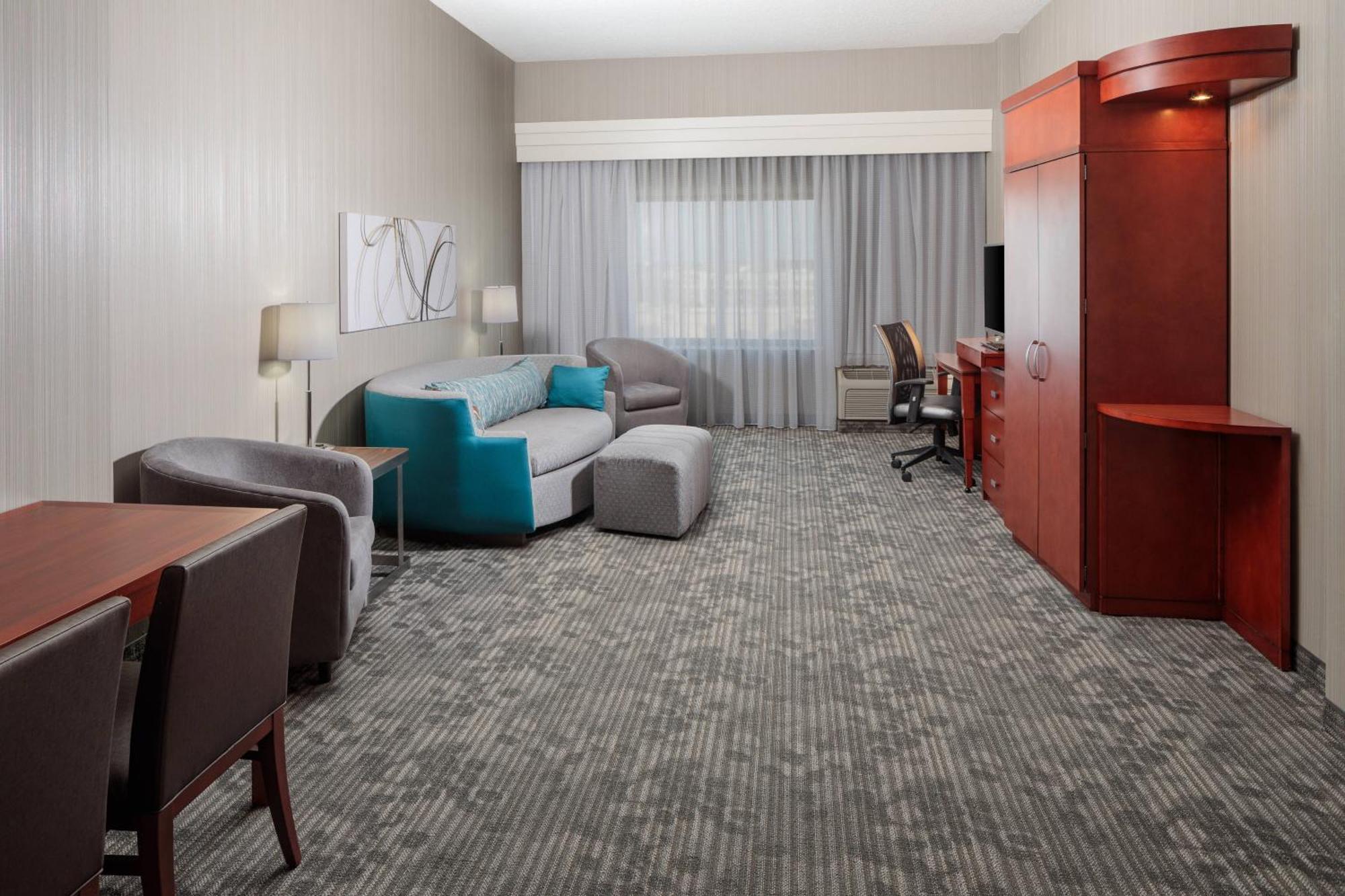 One-Bedroom King Suite with Bathtub - Mobility Access/Hearing Accessible