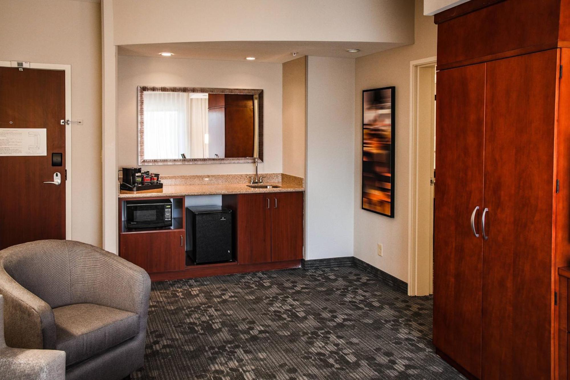 One-Bedroom Queen Suite Two Queen Beds Sofa Bed