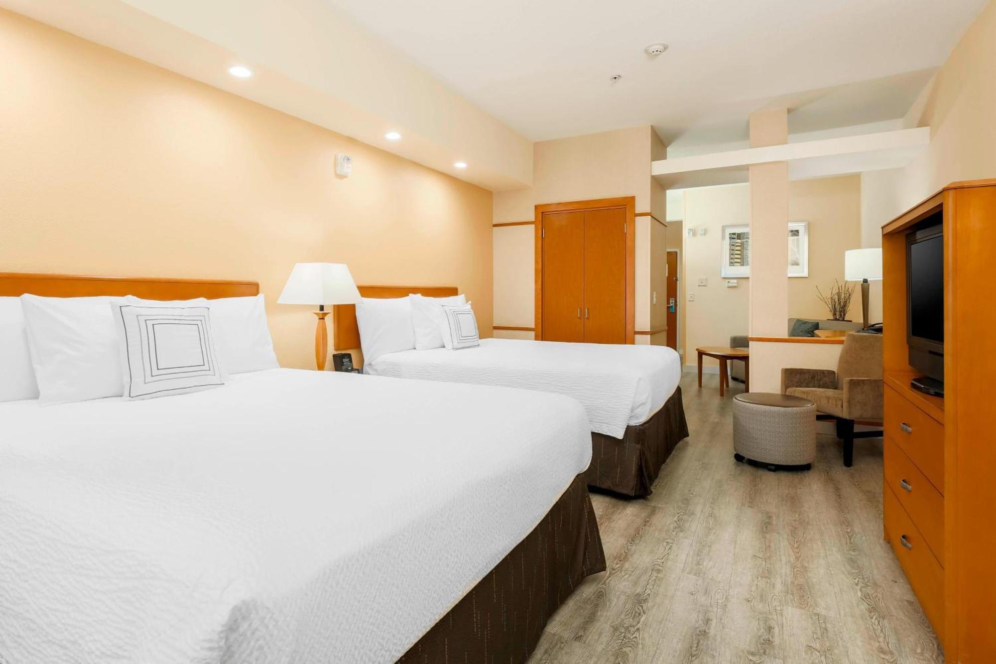 Studio with Two Queen Beds and Sofa Bed - Hearing Accessible
