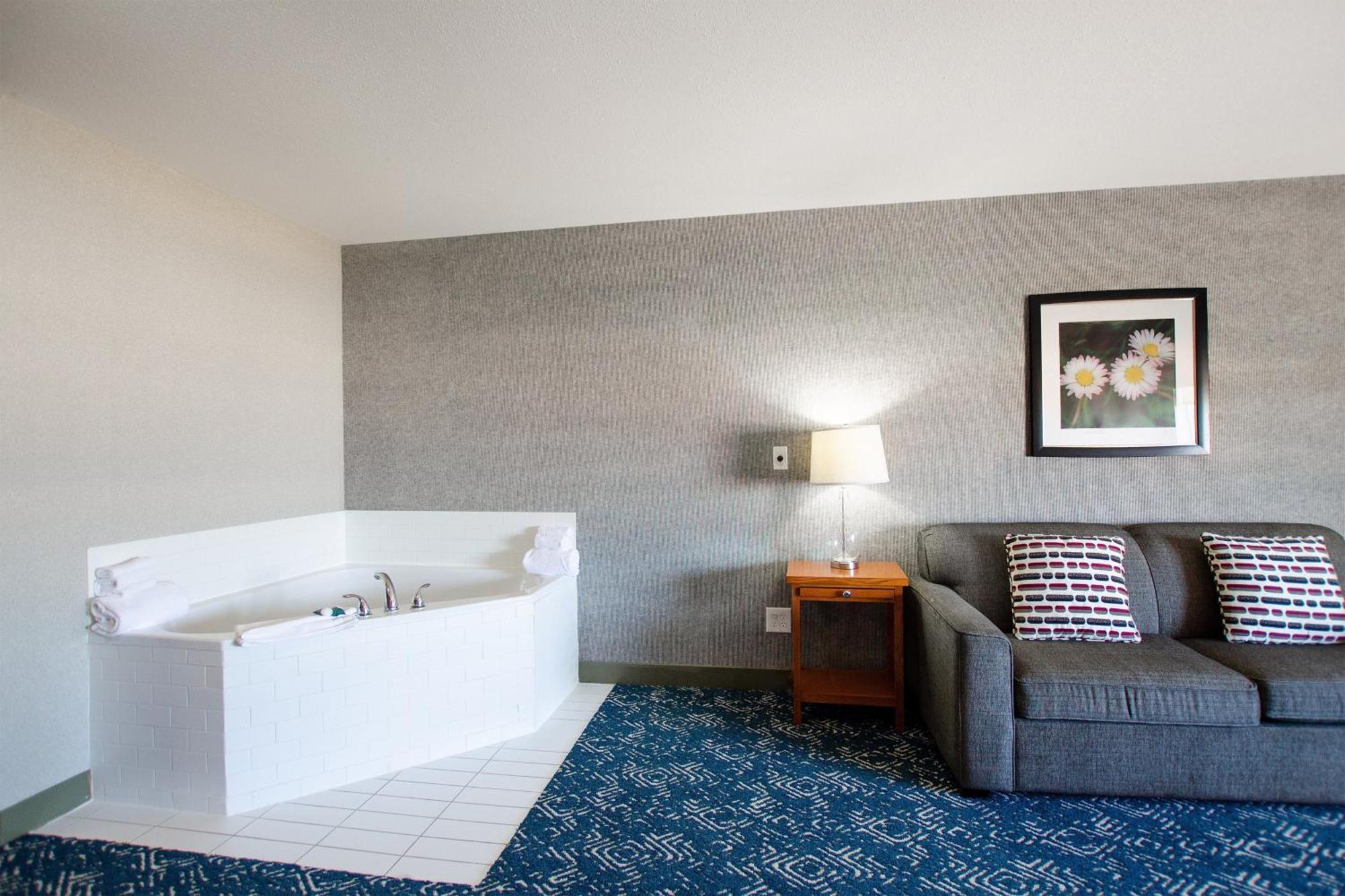 One-Bedroom Suite with City View (Corner Room)