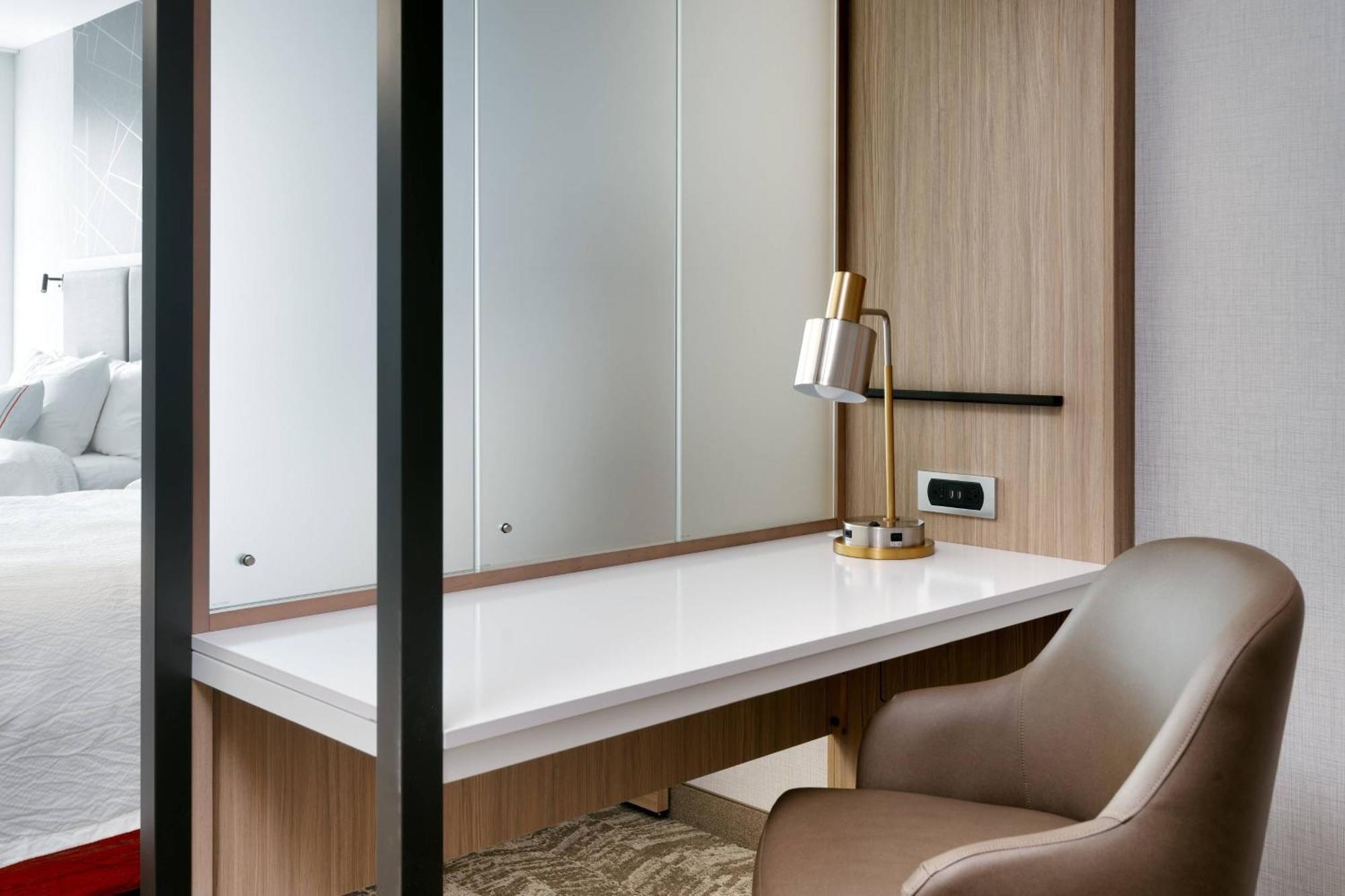 Suite 2 Queen Trundle bed City view