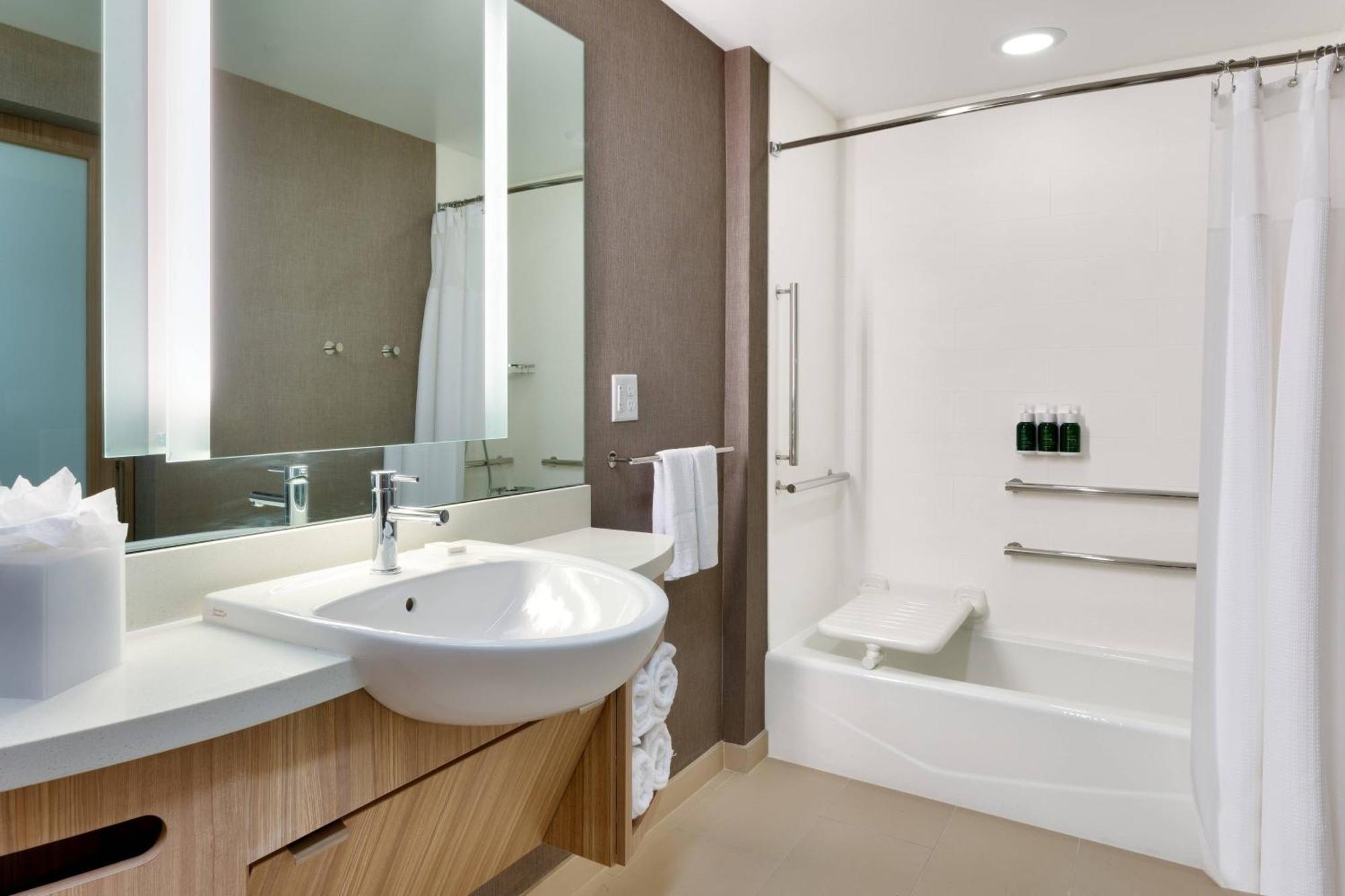 Suite 2 Queen Trundle bed City view