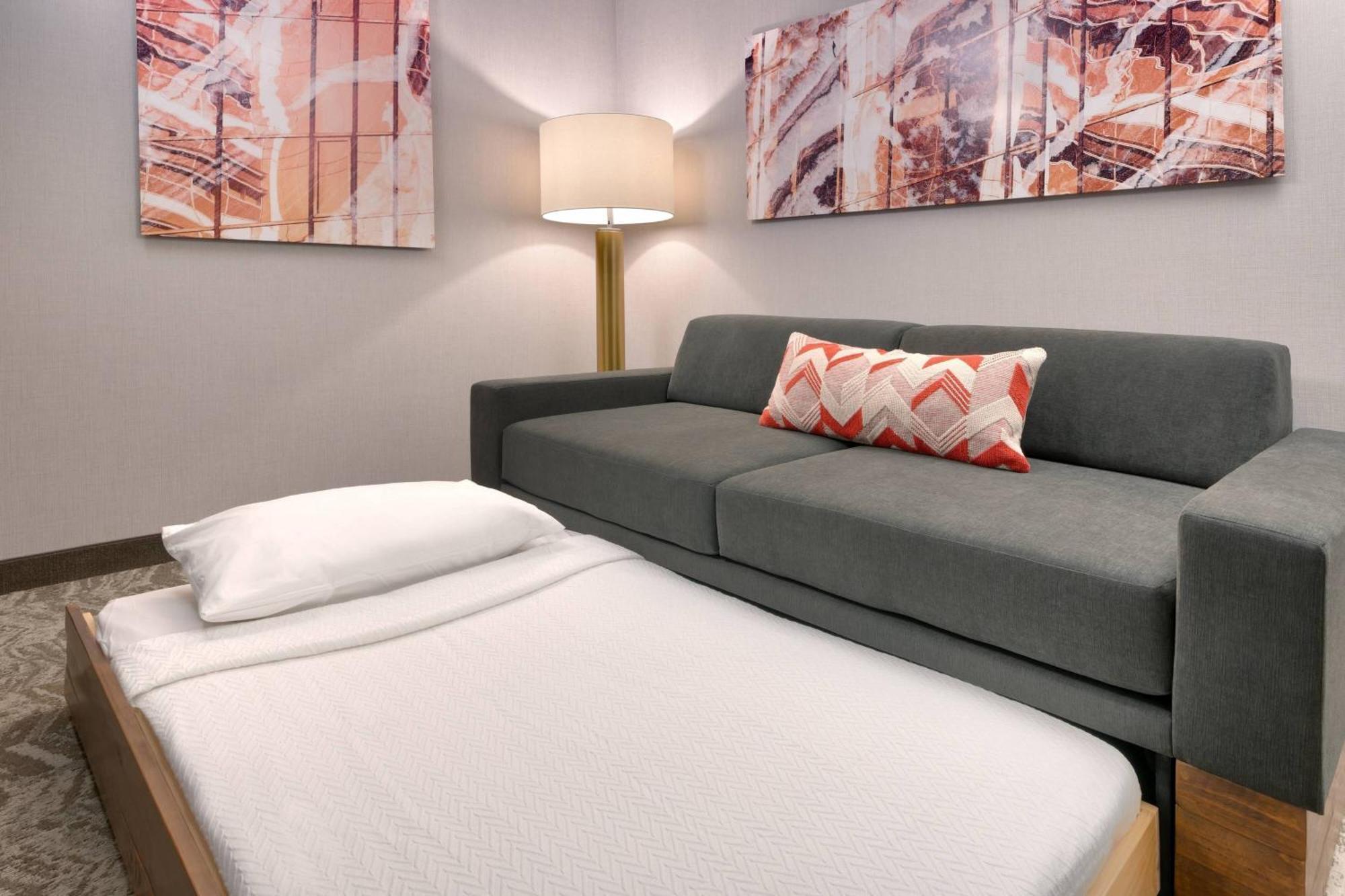 Suite 2 Queen Trundle bed City view