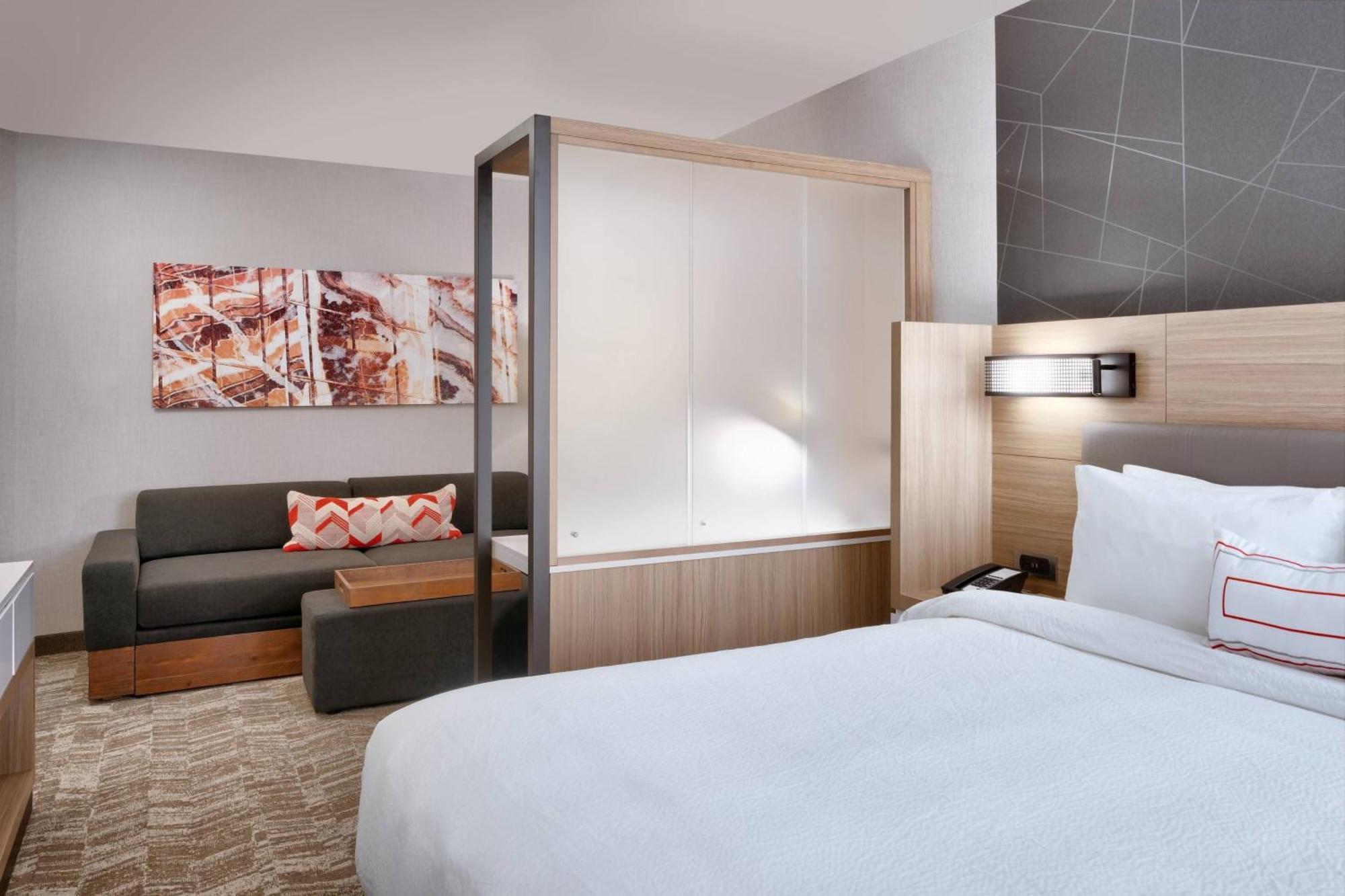Suite 1 King Trundle bed City view