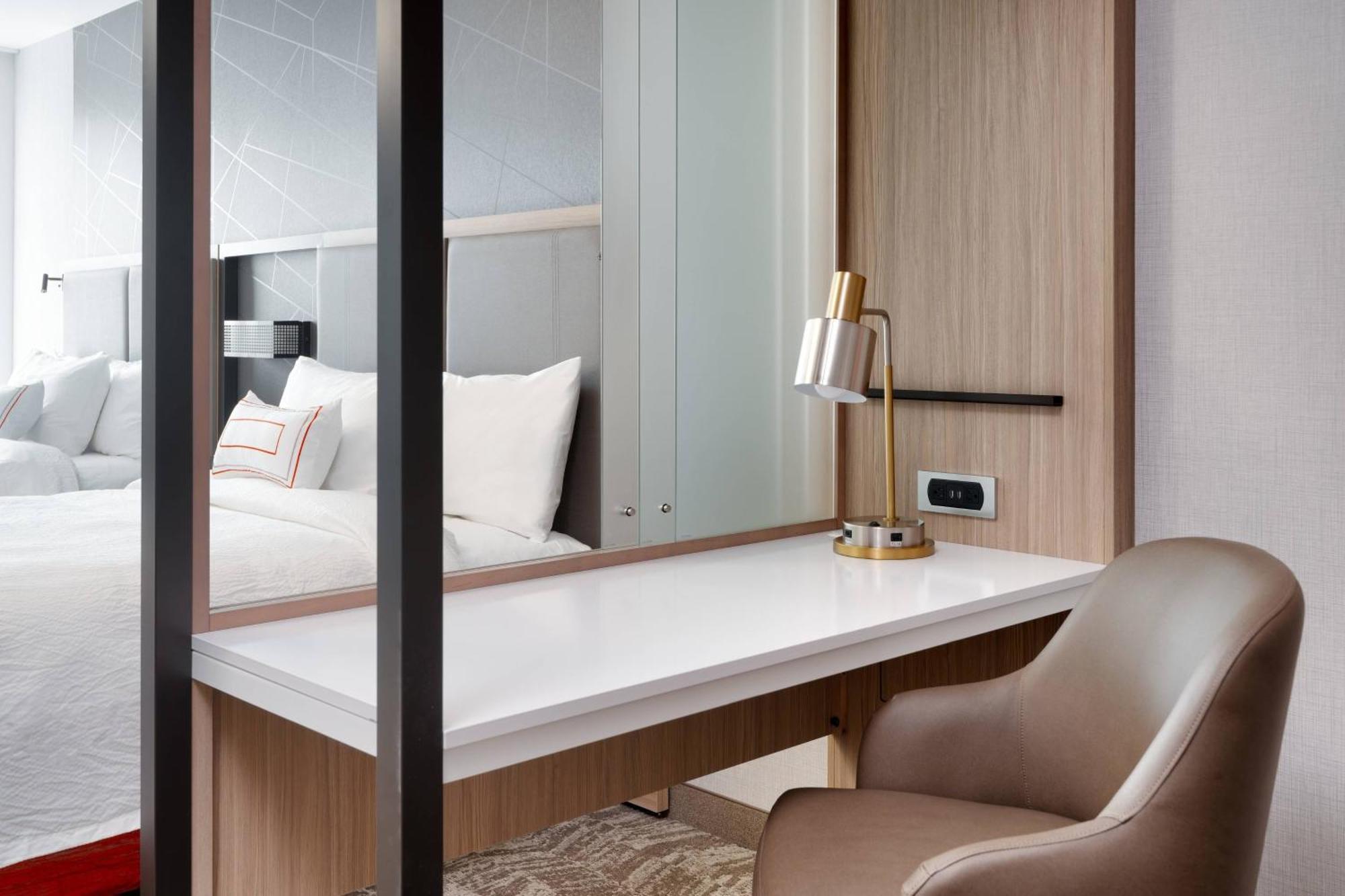 Suite 2 Queen Trundle bed City view