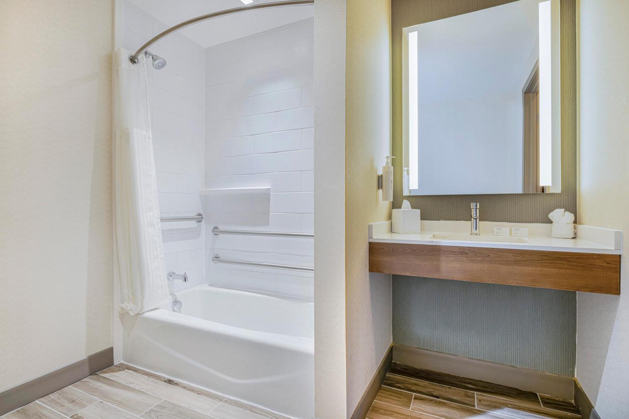 King Room with Bath Tub - Mobility Access