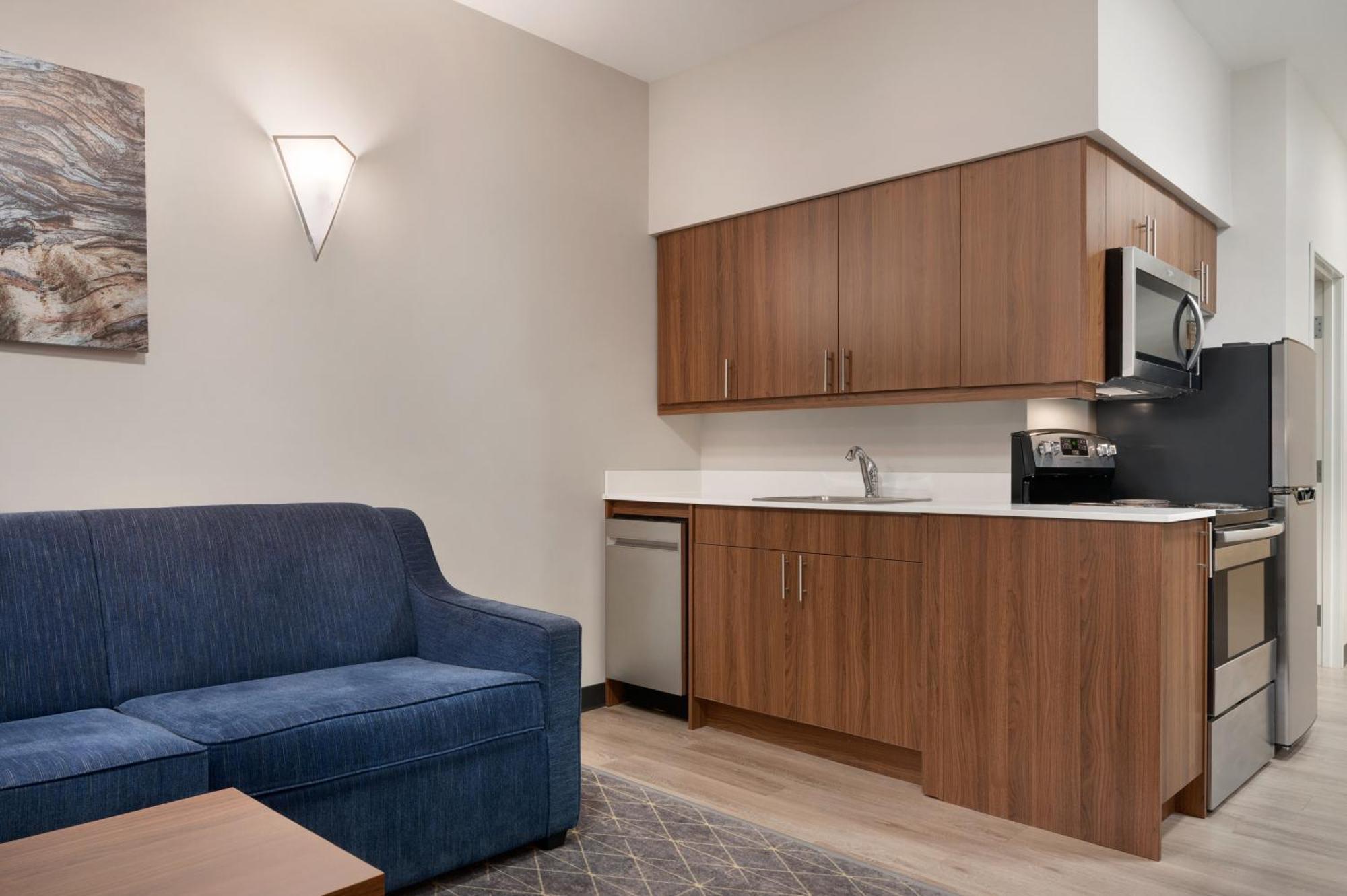 2 Bedroom Suite, (1 King Bed, 1 Queen Bed, Sofa Bed), Full Kitchen
