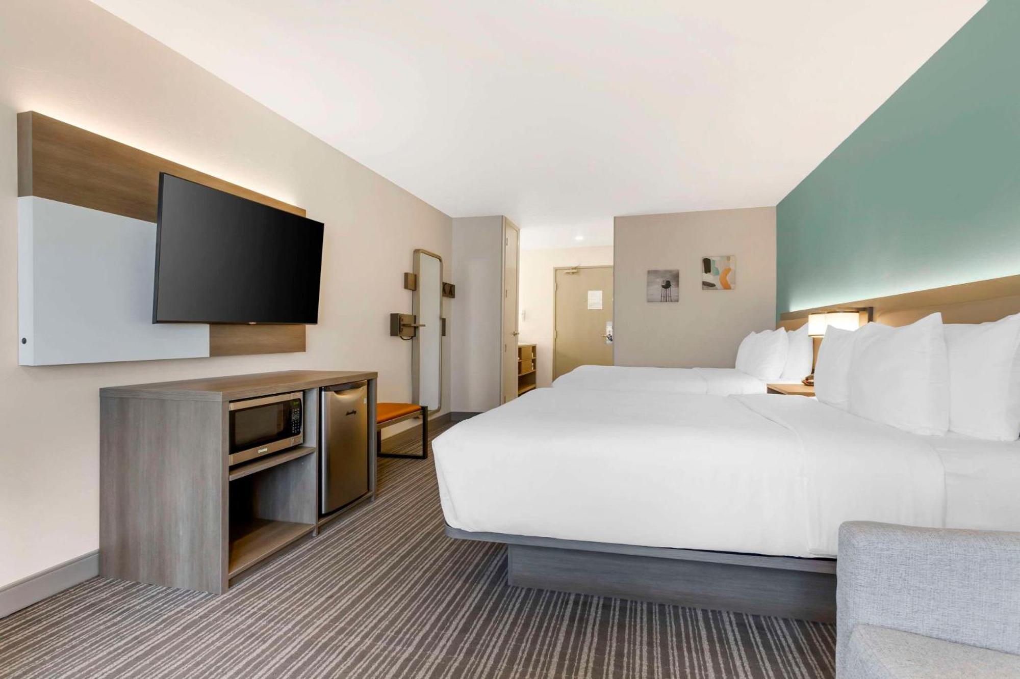 Queen Suite Two Queen Beds Non-Smoking