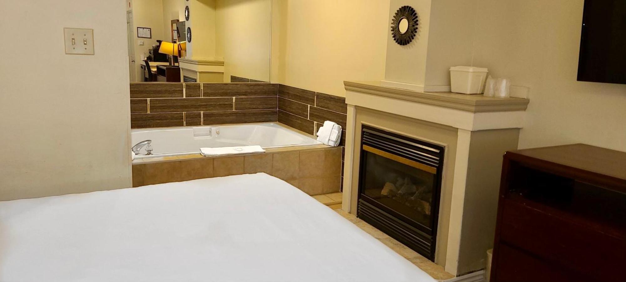Queen Suite with Spa Bath