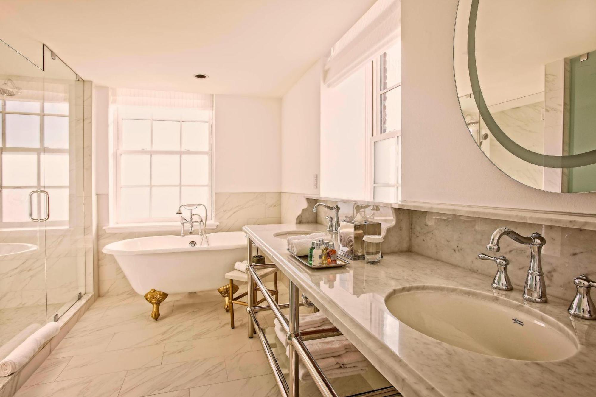 One-Bedroom King Suite