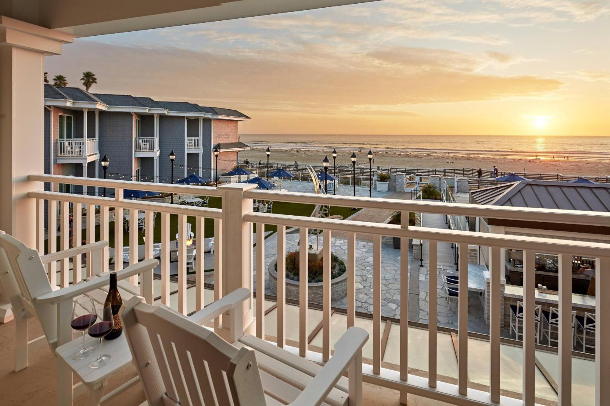 Premium Guest room 2 Queen Sofa bed Ocean view Balcony