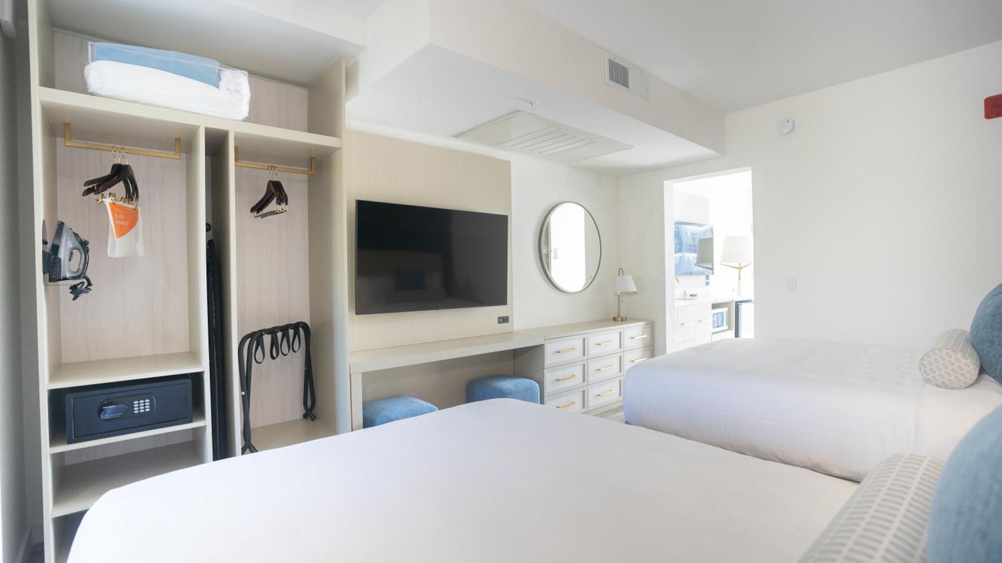 Queen Suite with Two Queen Beds and Pool View - Disability Access/Non Smoking