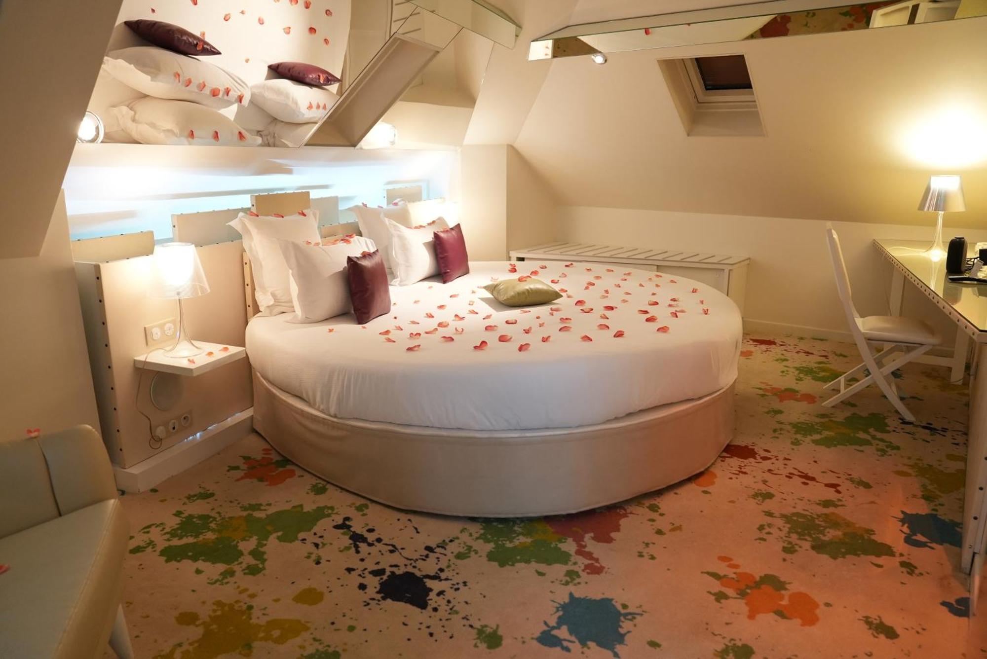 Double Room Atelier d'Artiste with Jacuzzi and round bed