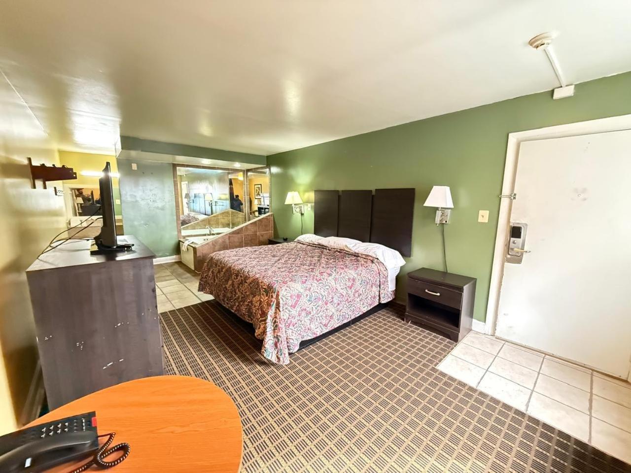 King Room Spa Bath Smoking