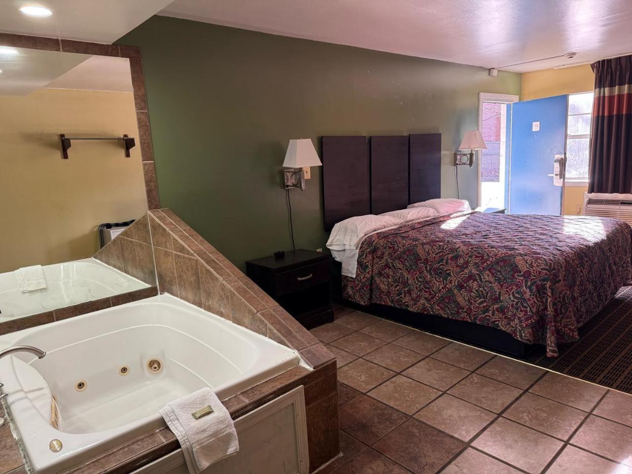 King Room Spa Bath Smoking